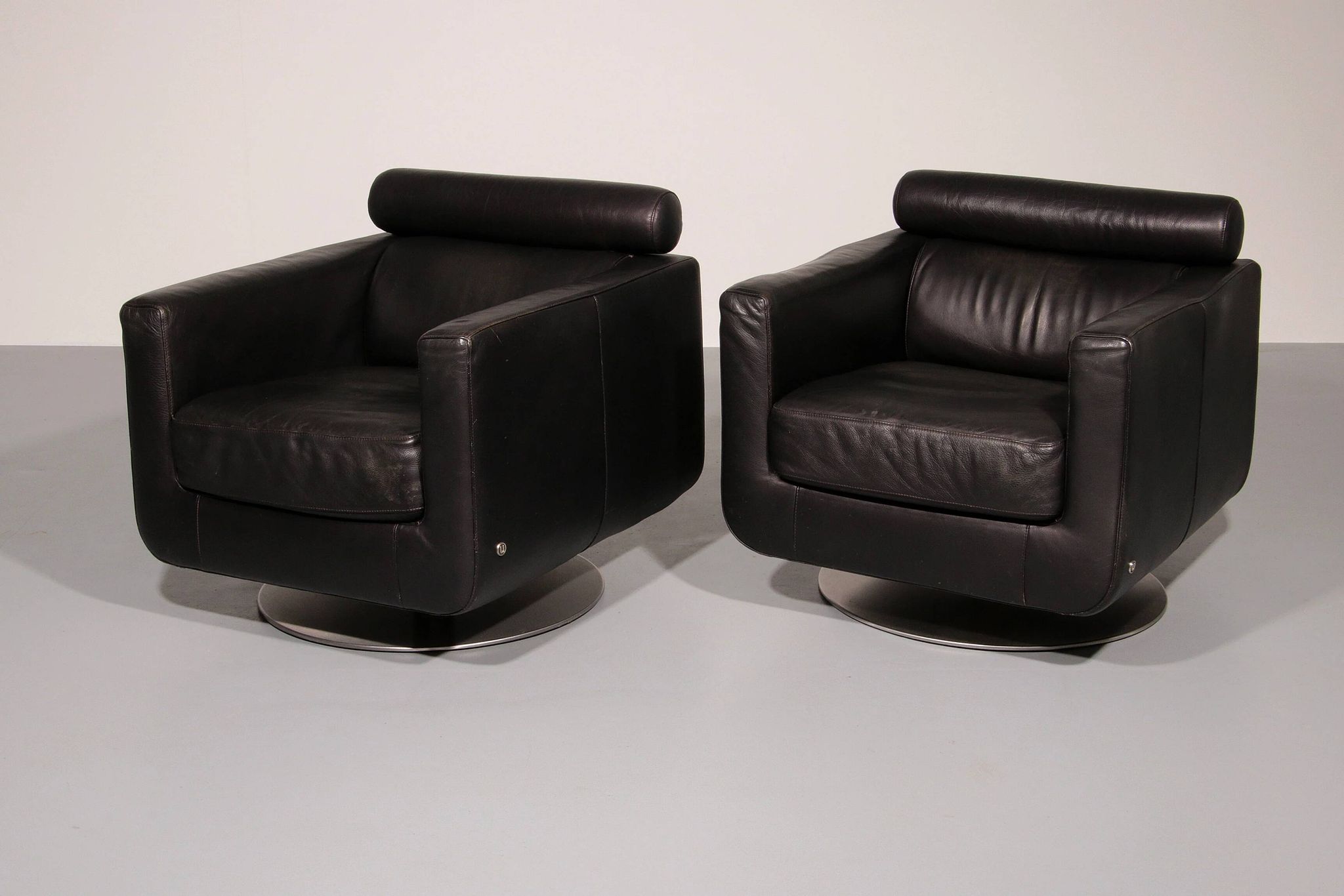 Italian modern leather swivel lounge chair steel by Natuzzi, Italy 1970