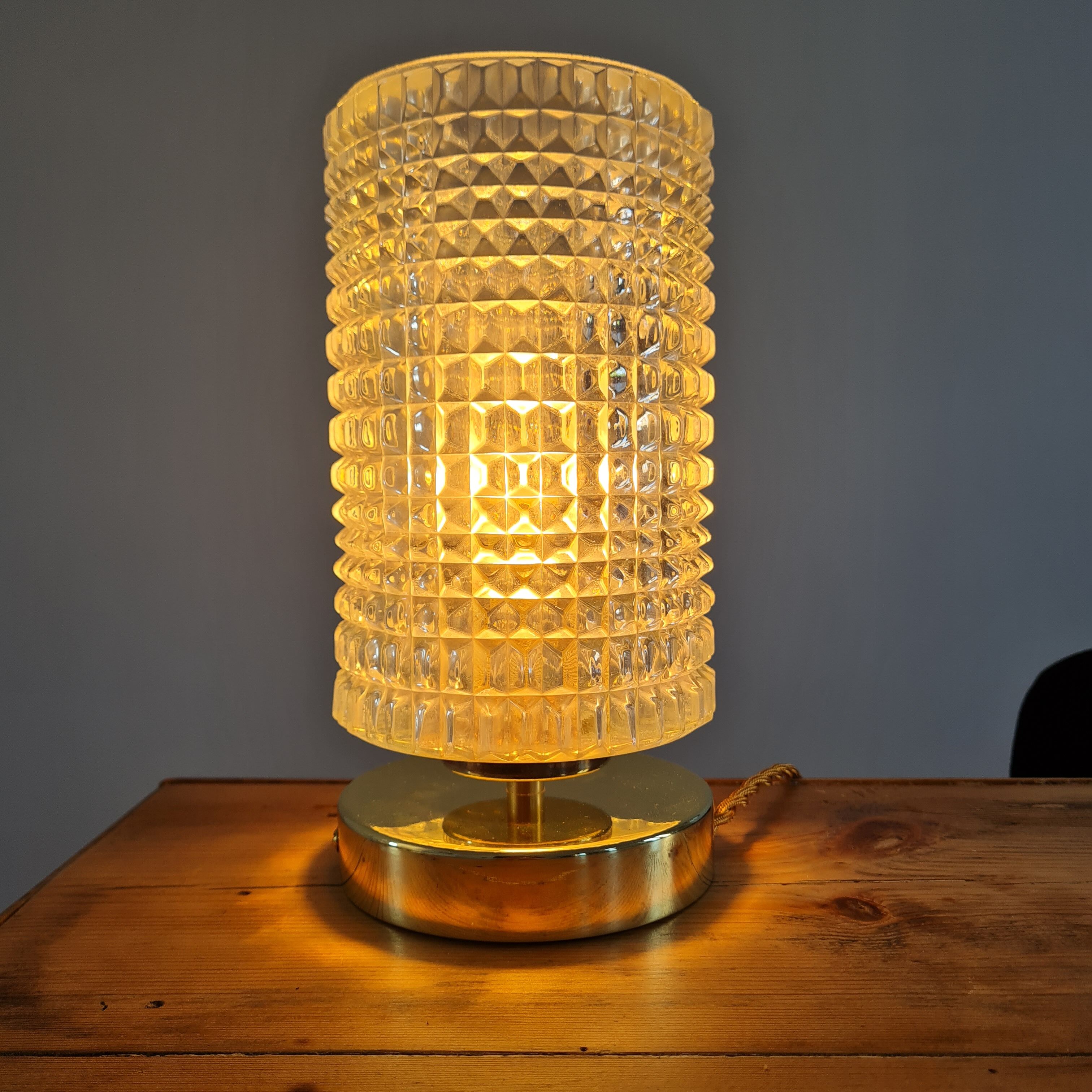 Chiseled cerre table lamp