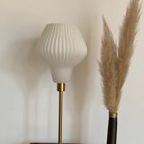 Lampe à poser avec un abat-jour vintage ancien en verre blanc, comme un origami et un pied doré
