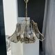 Grand lustre moderniste en métal et verre fumé pétales stylisés à 8 branches de lumières