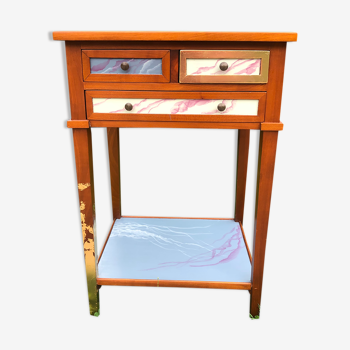 Table de chevet ou petit meuble de rangement en merisier peint et doré à la main