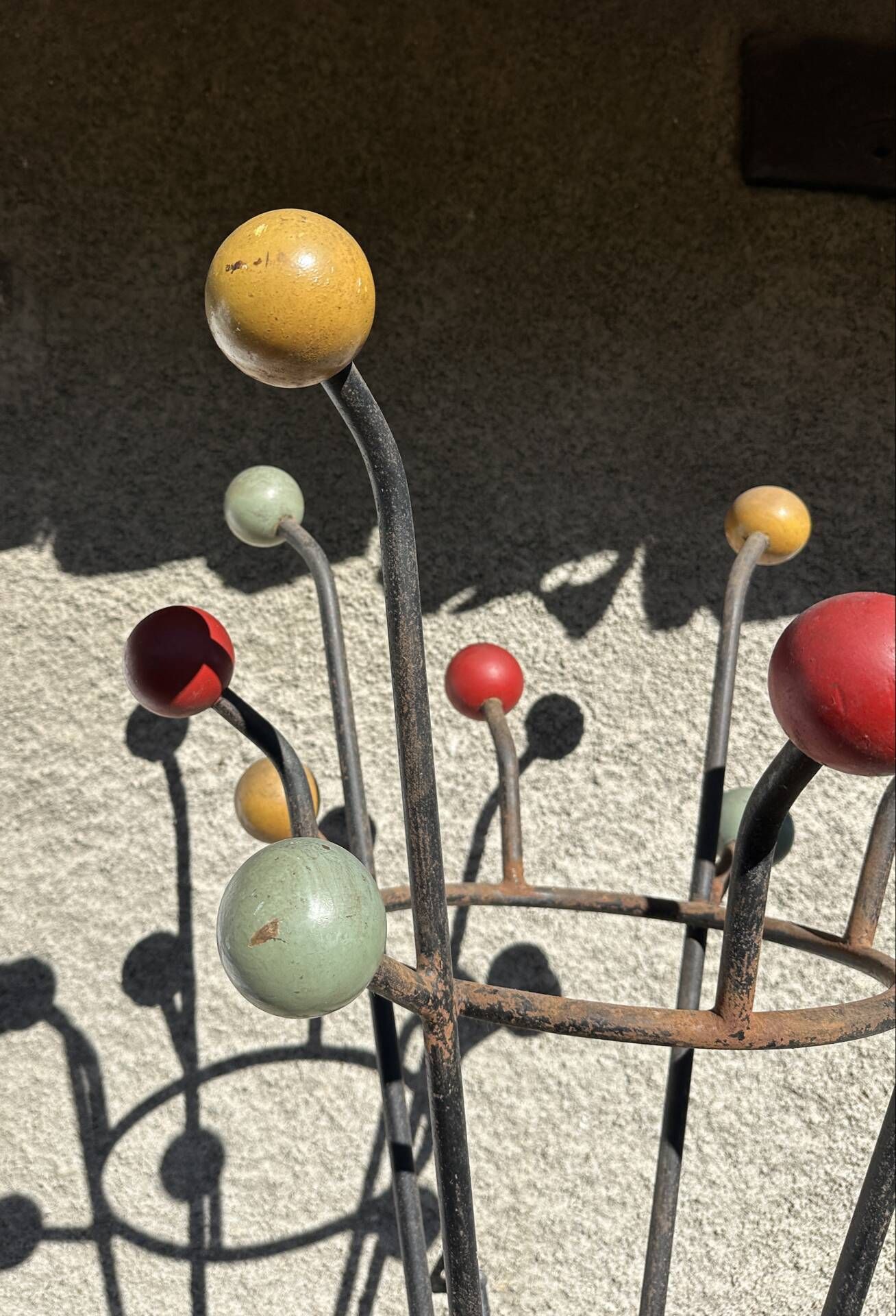 Ancien portemanteau en fer forgé type clé de sol par Roger Féraud