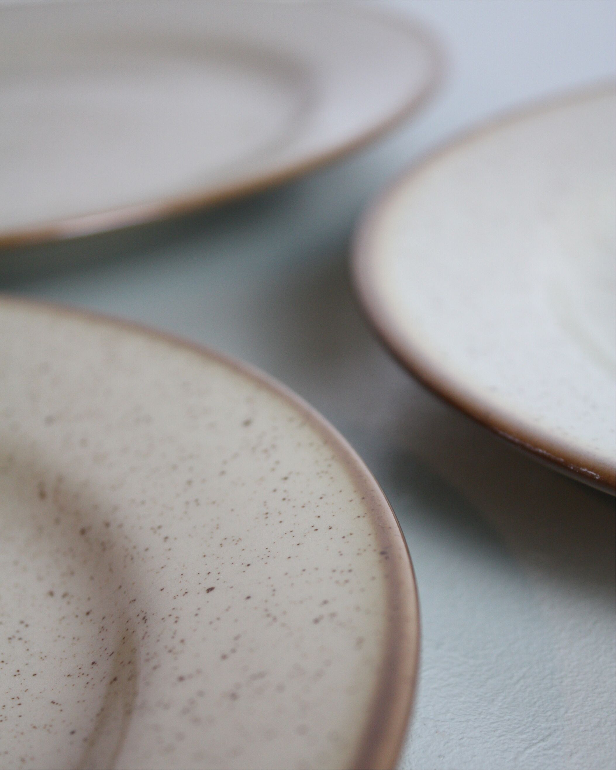 Set of 4 flat plates Tulowice in speckled stoneware