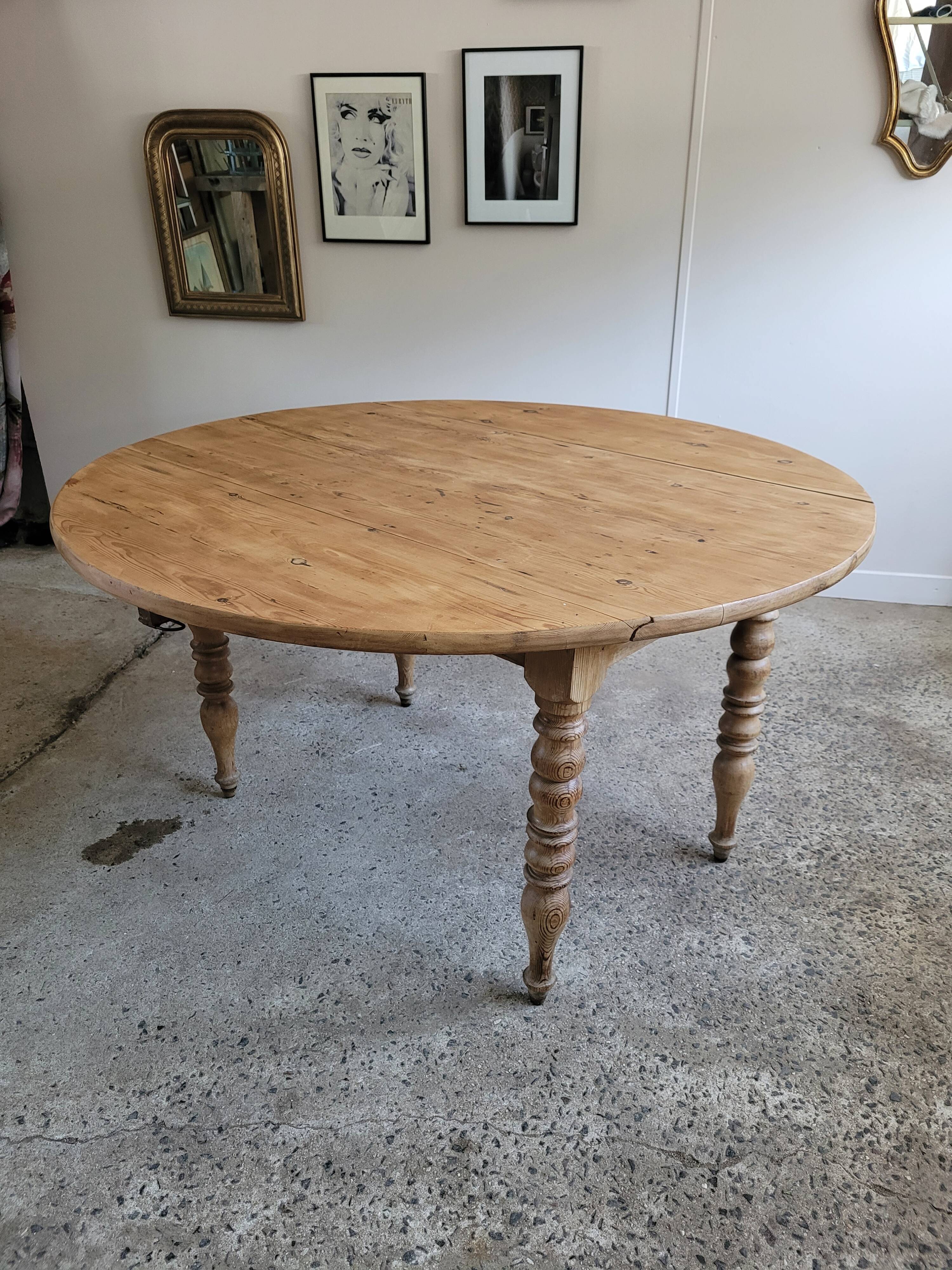 Round table with solid wood leaves