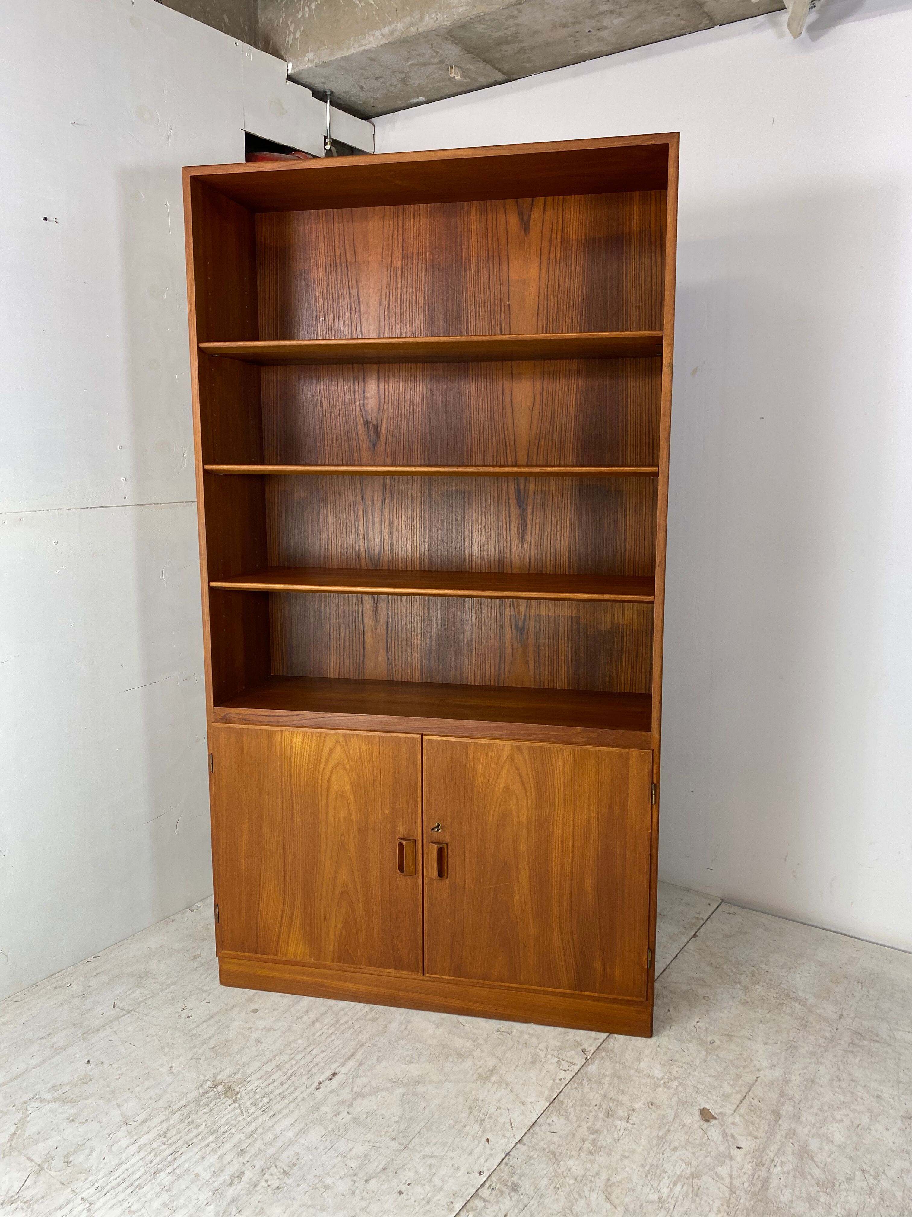 Vintage, Danish Scandinavian Design teak cabinet bookcase by Borge Mogensen for Soborg, 1960s