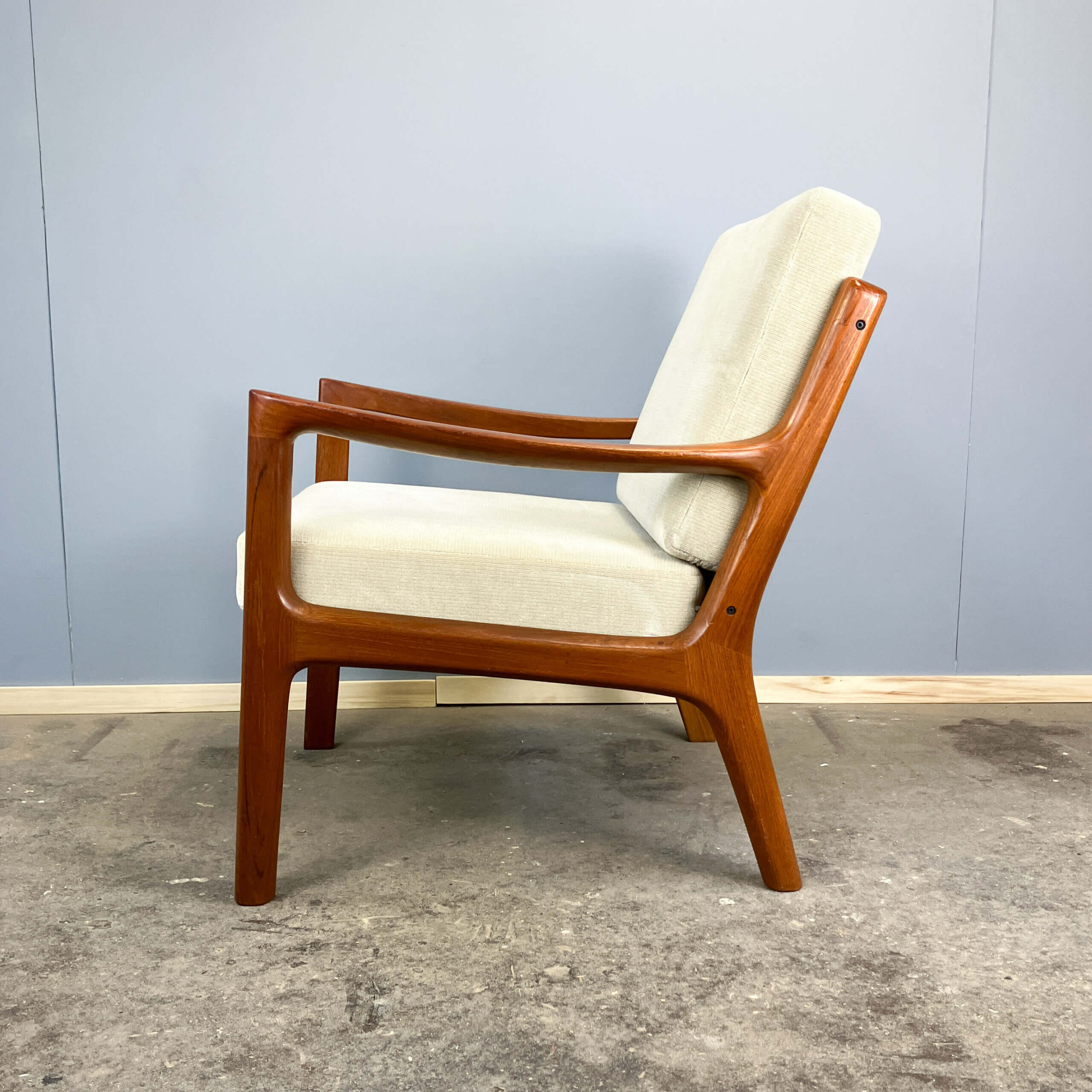Fauteuil sénateur par Ole Wanscher pour France et Søn, teck et velours, années 1960.