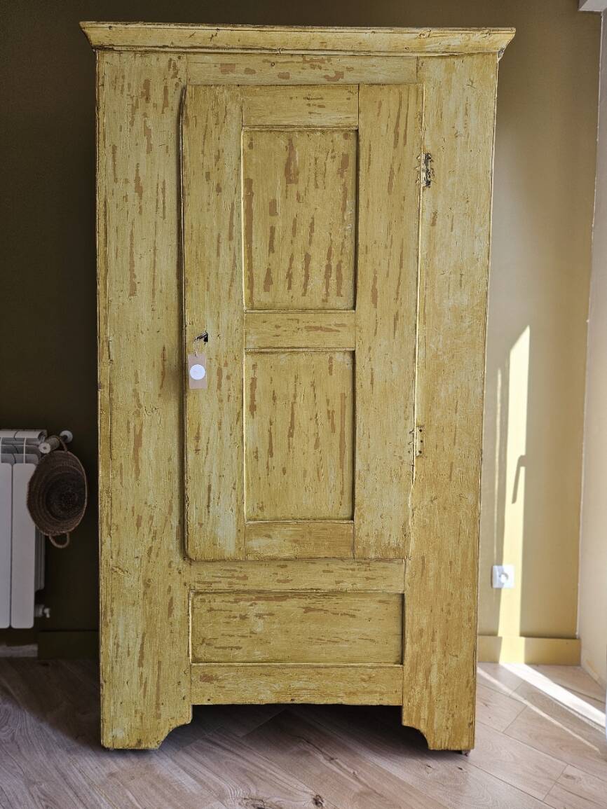 19th-century bonnetière wardrobe | Claudia