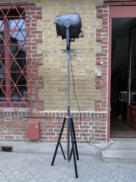 Former Cremer projector on tripod