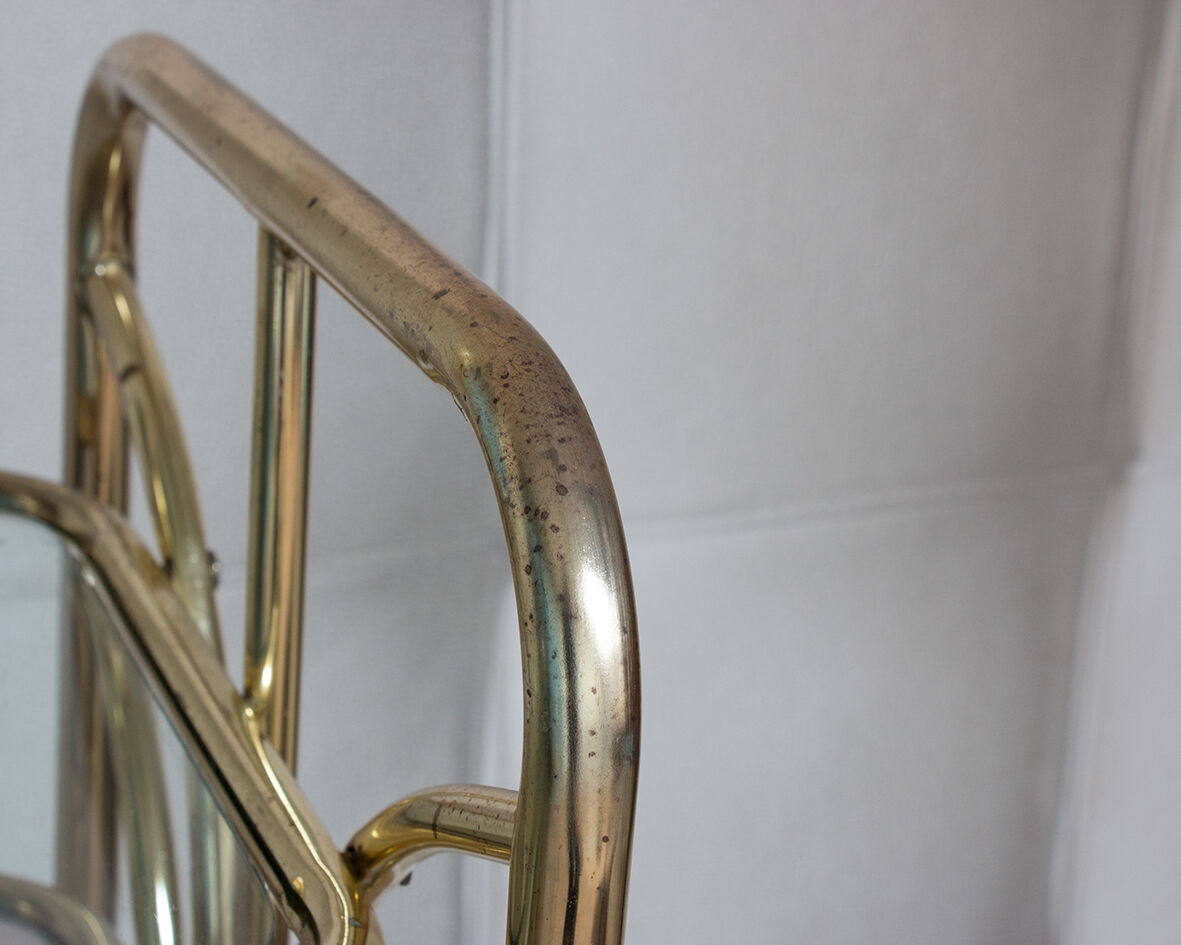 Dressing table in gold metal