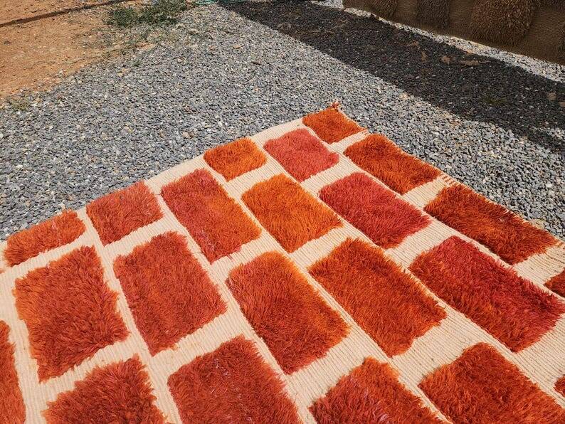 Large Moroccan Berber rug in orange and ecru wool, 400 x 300 cm.