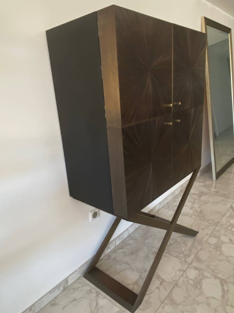 Cabinet bar contemporain en marqueterie de paille et laiton massif