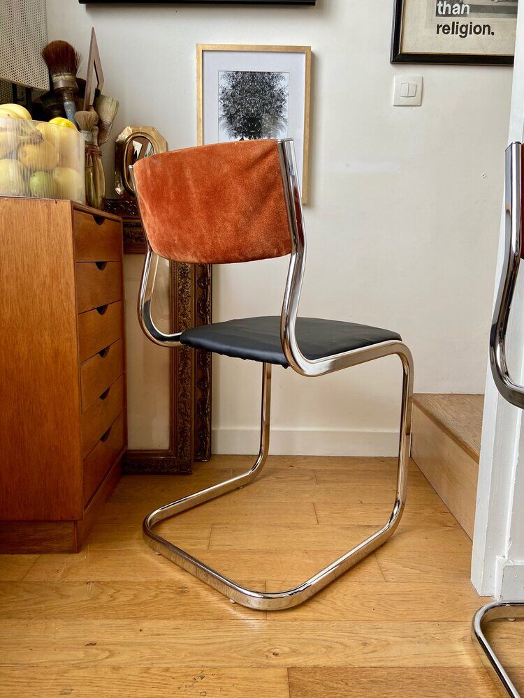 Paire de chaises en nubuck, skaï et aluminium chromé