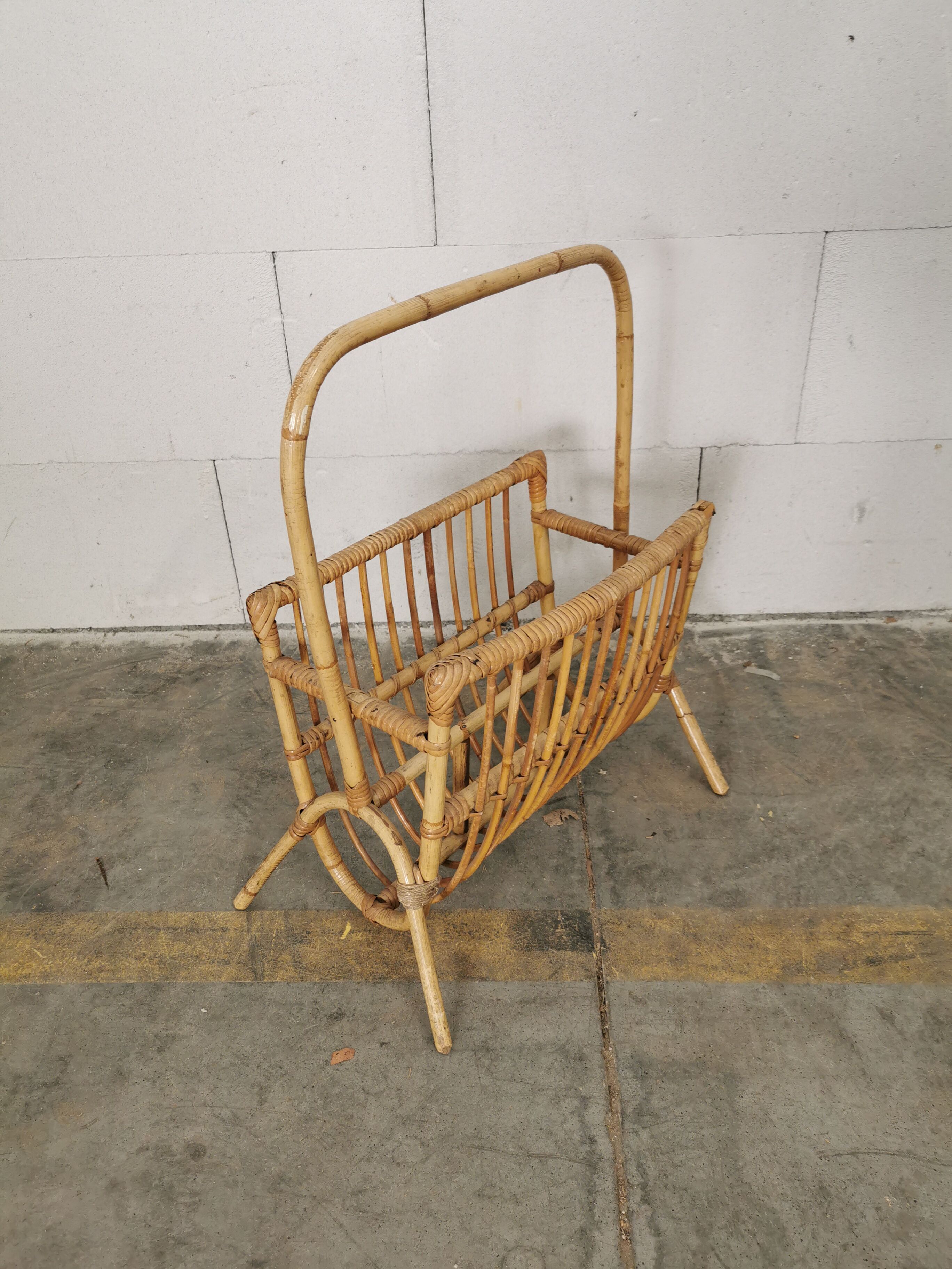Porte revue rotin
