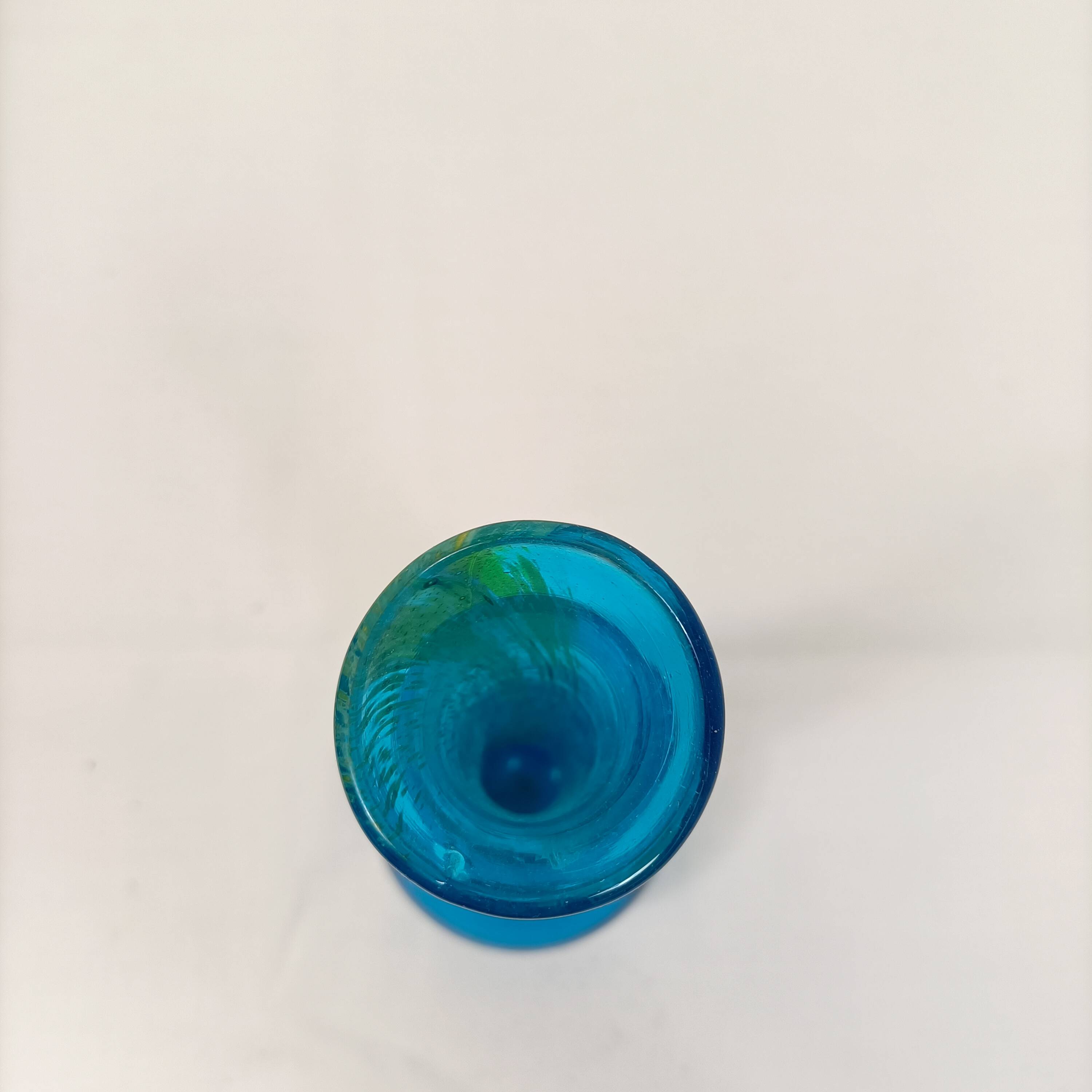 Vase soliflore en verre soufflé bleu veiné – design vintage 18 cm