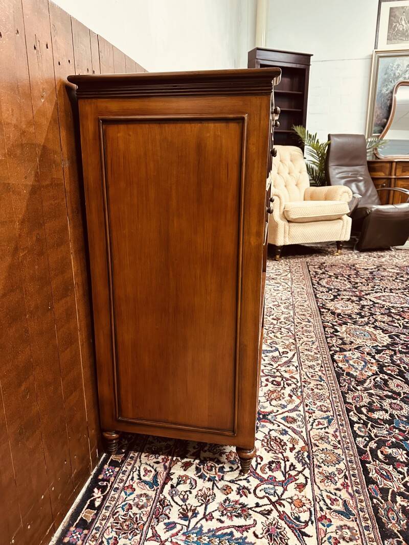 Armoire à vin anglaise classique