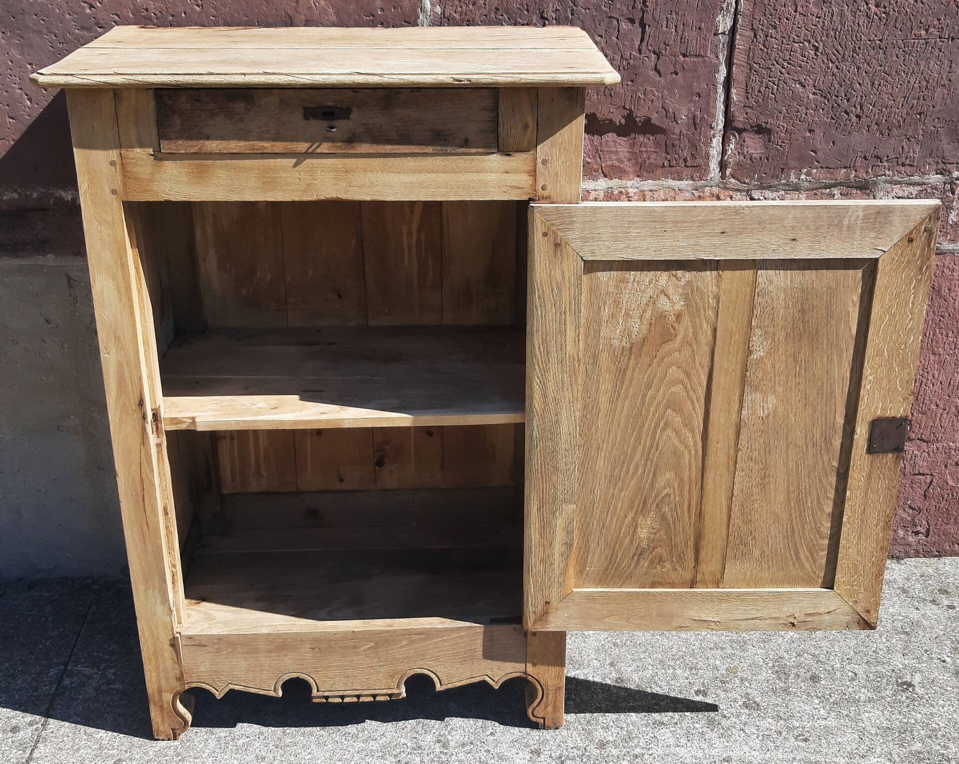 Confiturier or sideboard.