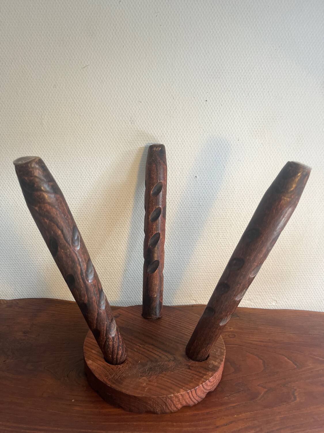 Tabouret tripode en bois
