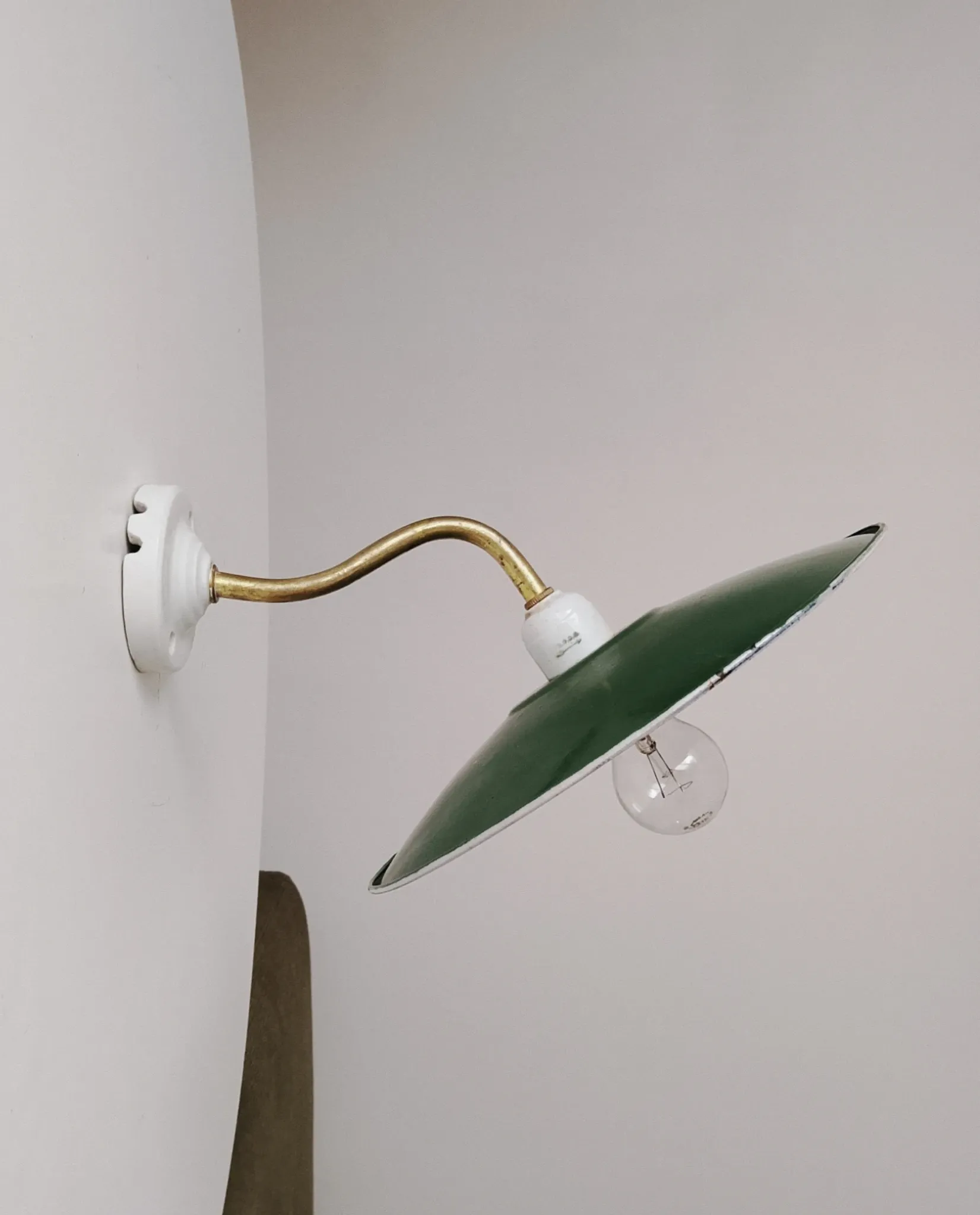 Antique wall light with a swan neck in enamelled metal, porcelain, and brass.