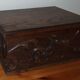 Coffret en bois sculpté ancien
