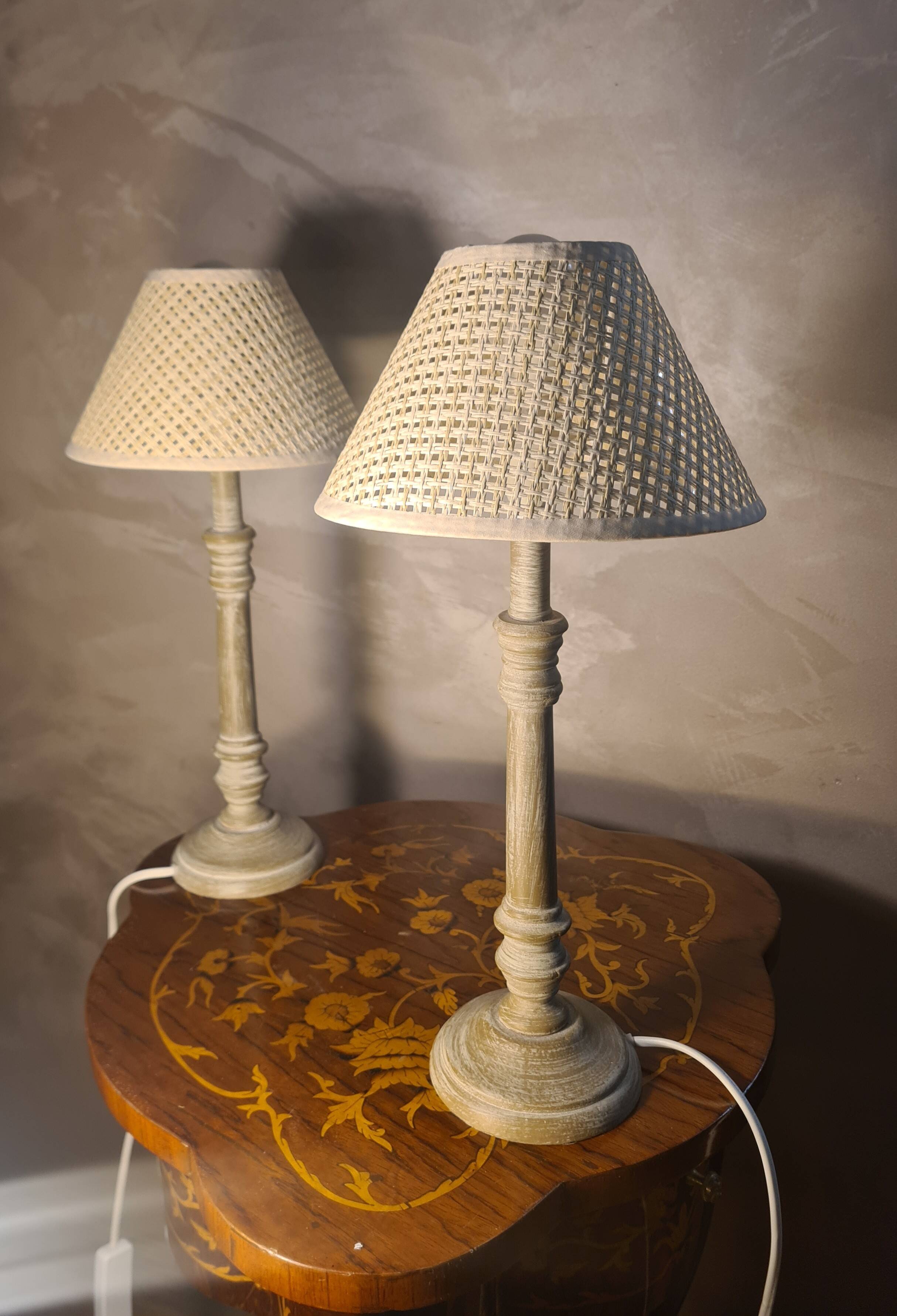 Paire de lampes bois  classic  abat jour osier 44x20 elec ok tres bon etat