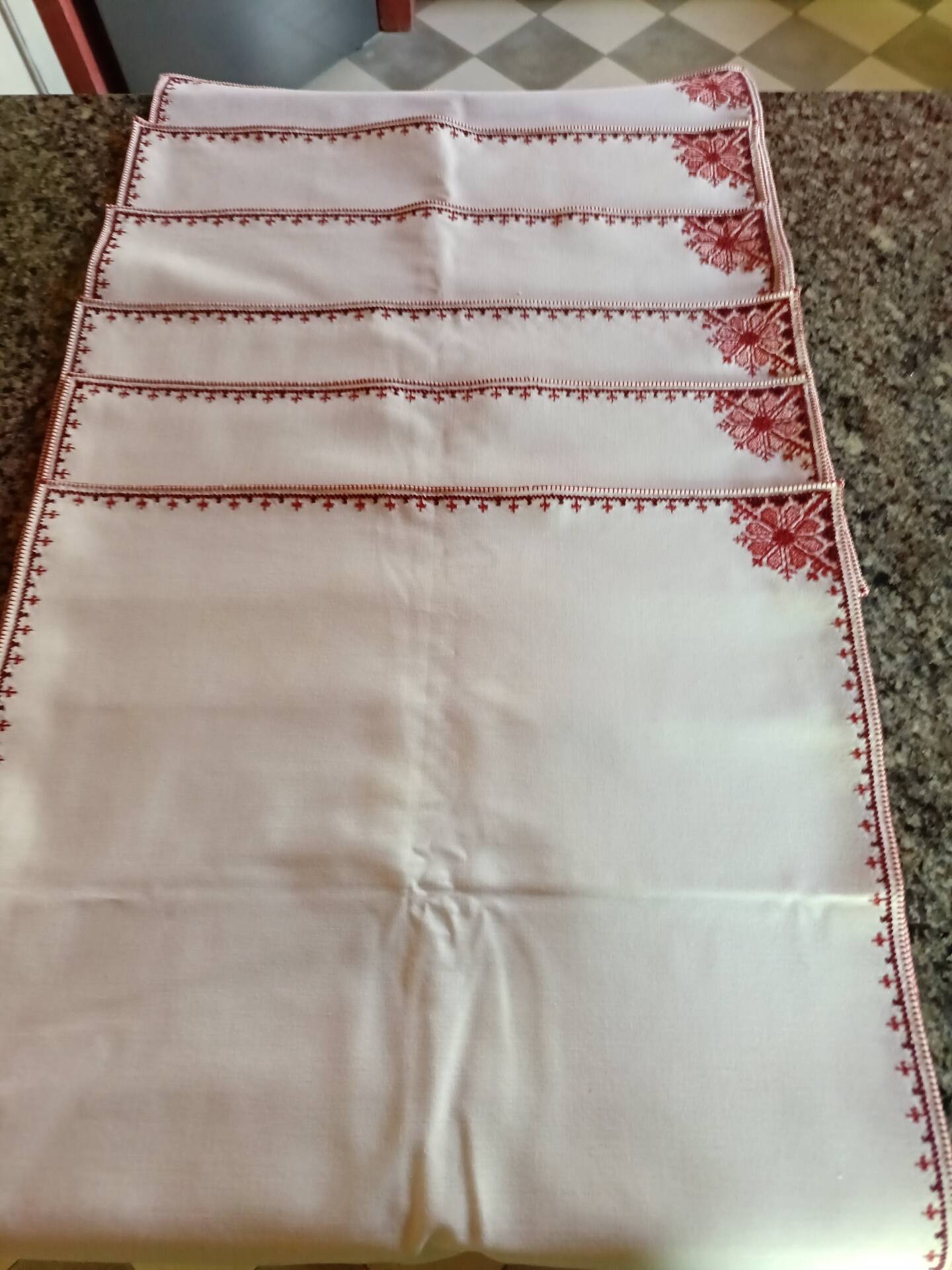 In 4 place settings + centrepiece + 6 napkins