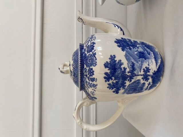 Coffee/tea service in English porcelain
