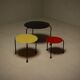 Ensemble de 3 tables gigognes modernes de style Memphis italien des années 1980.