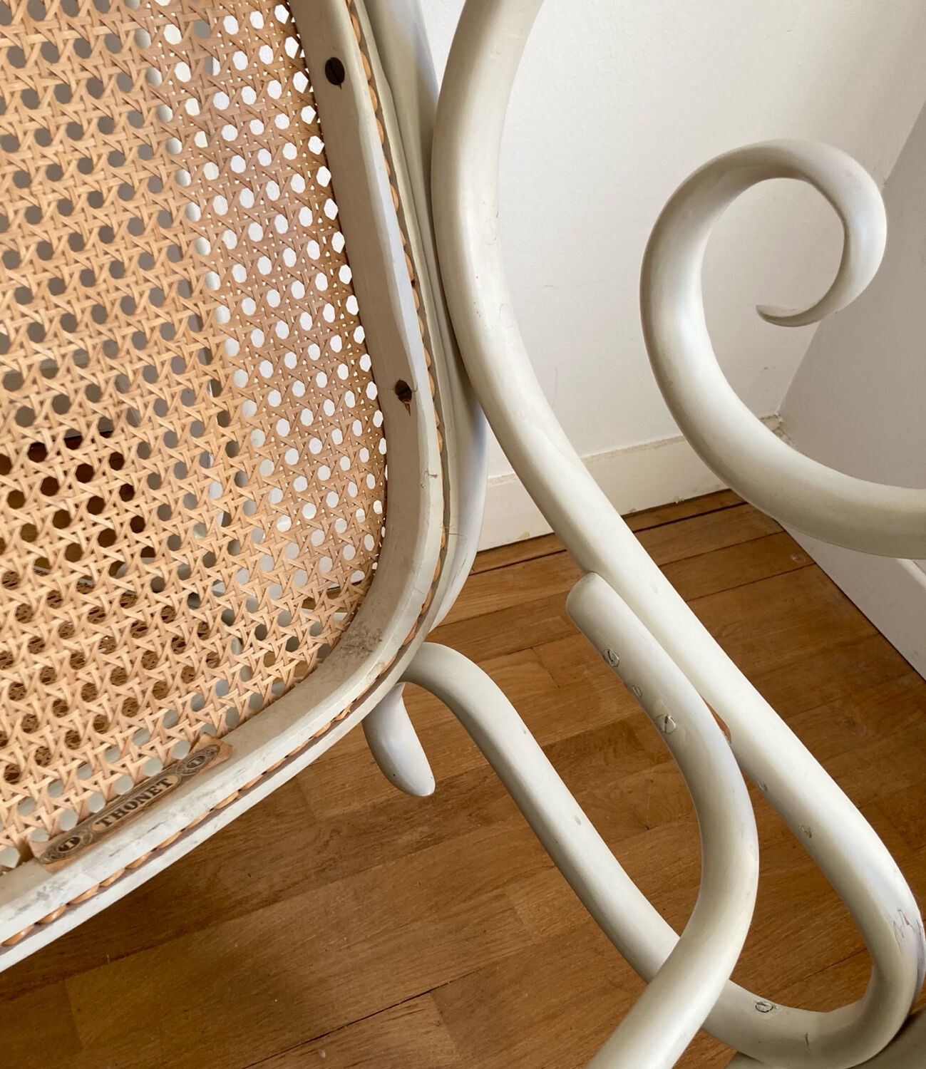 Rocking Chair THONET époque fin XIXe en bois courbé cérusé grège