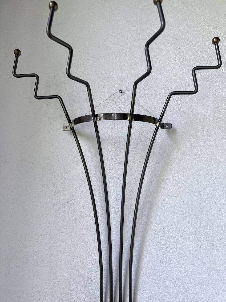 Porte manteau mural zigzag en métal et laiton 1960
