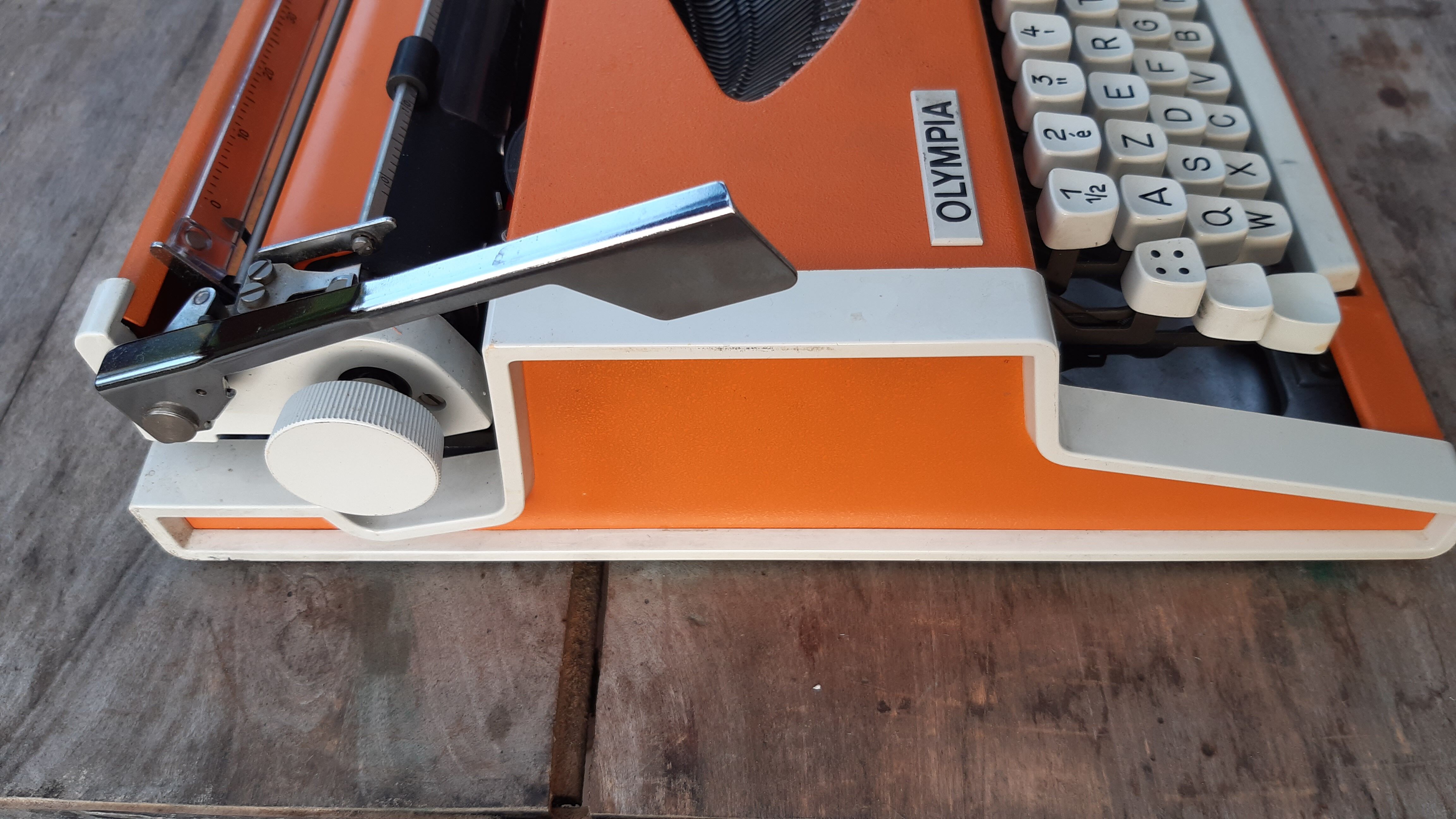 Luxury Olympia traveller typewriter