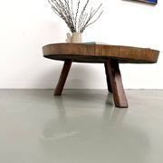 Table basse brutaliste en teck massif, slab monolithique, piètement tripode