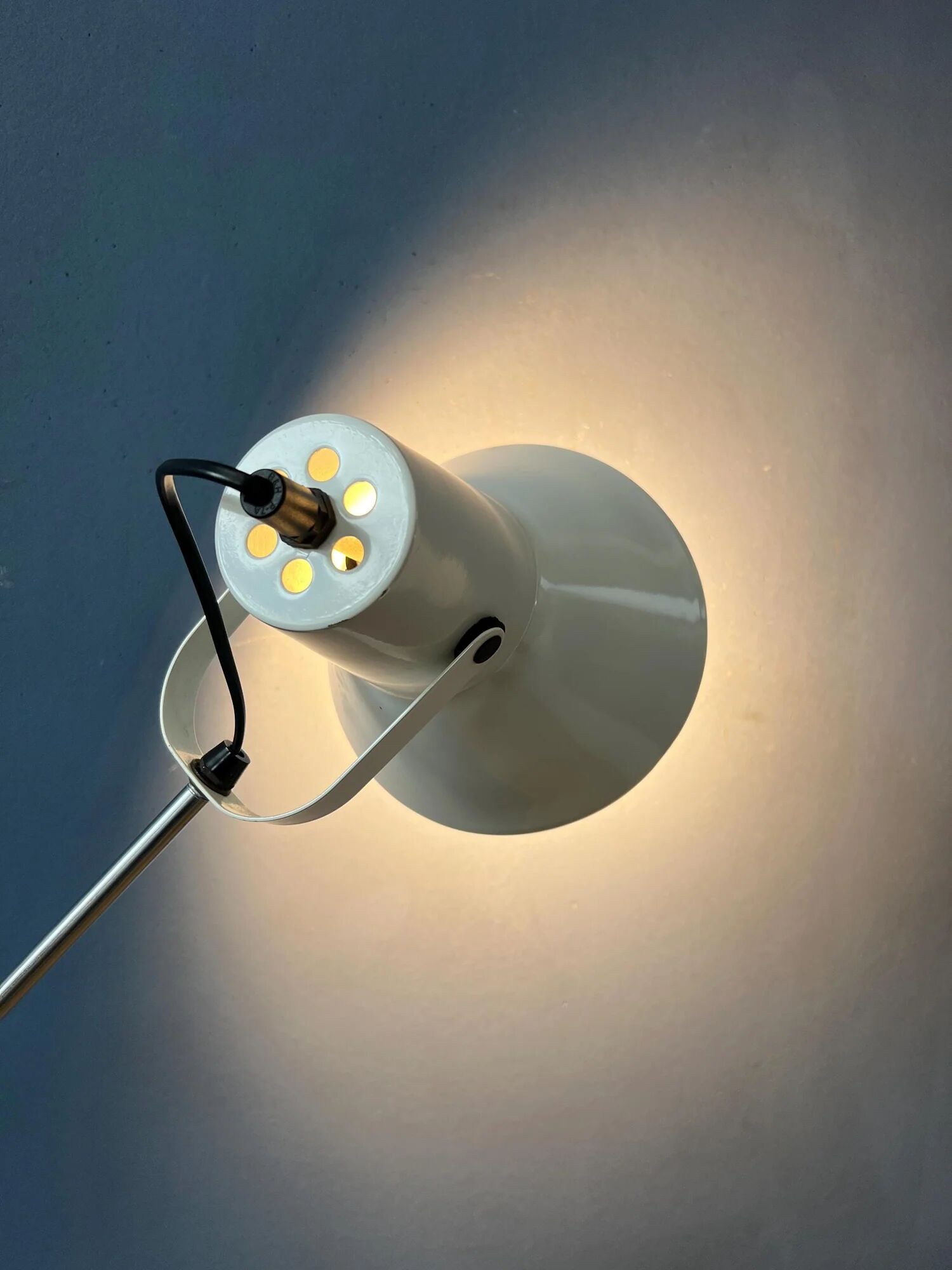 Petit lampadaire flexible blanc vintage