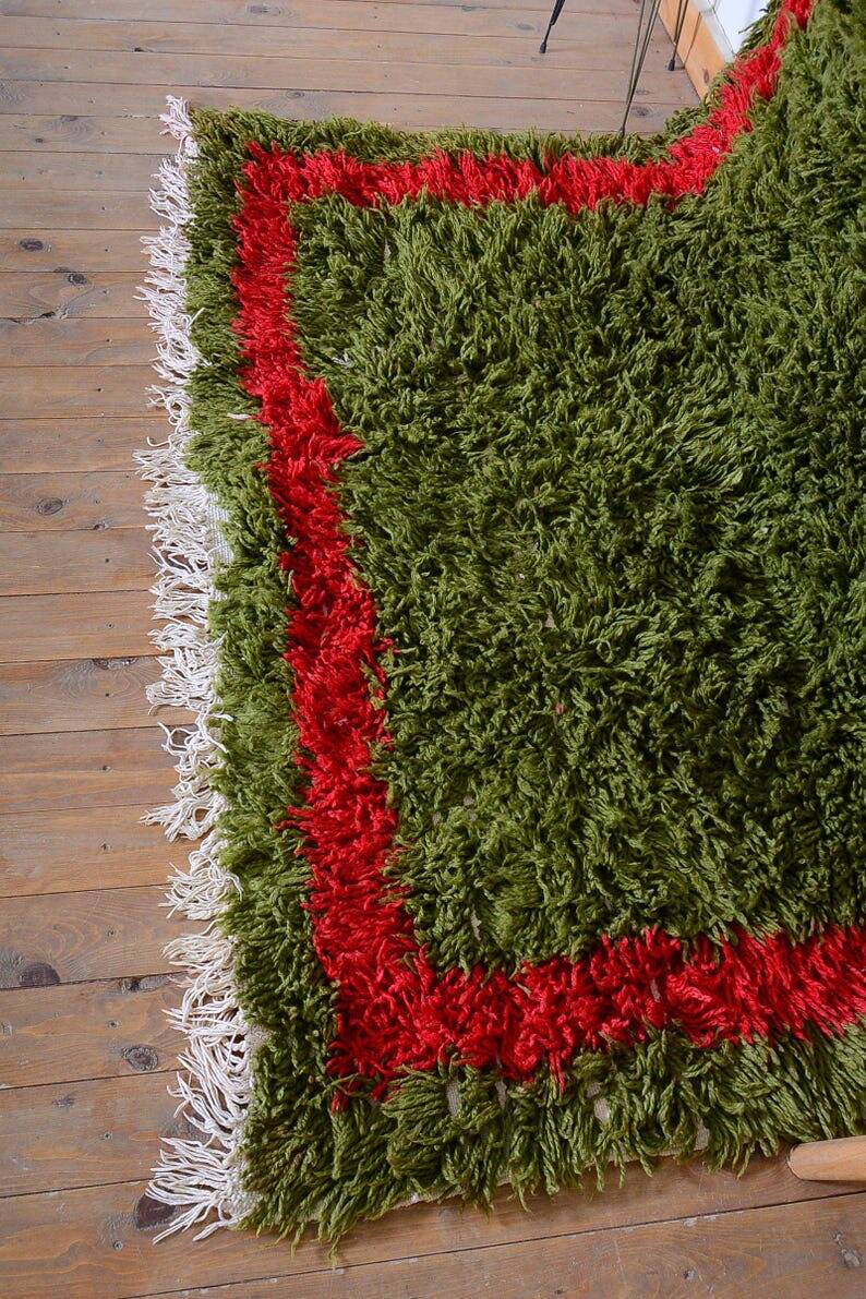 Handmade pure wool rug in green and red, size 140/260 cm.