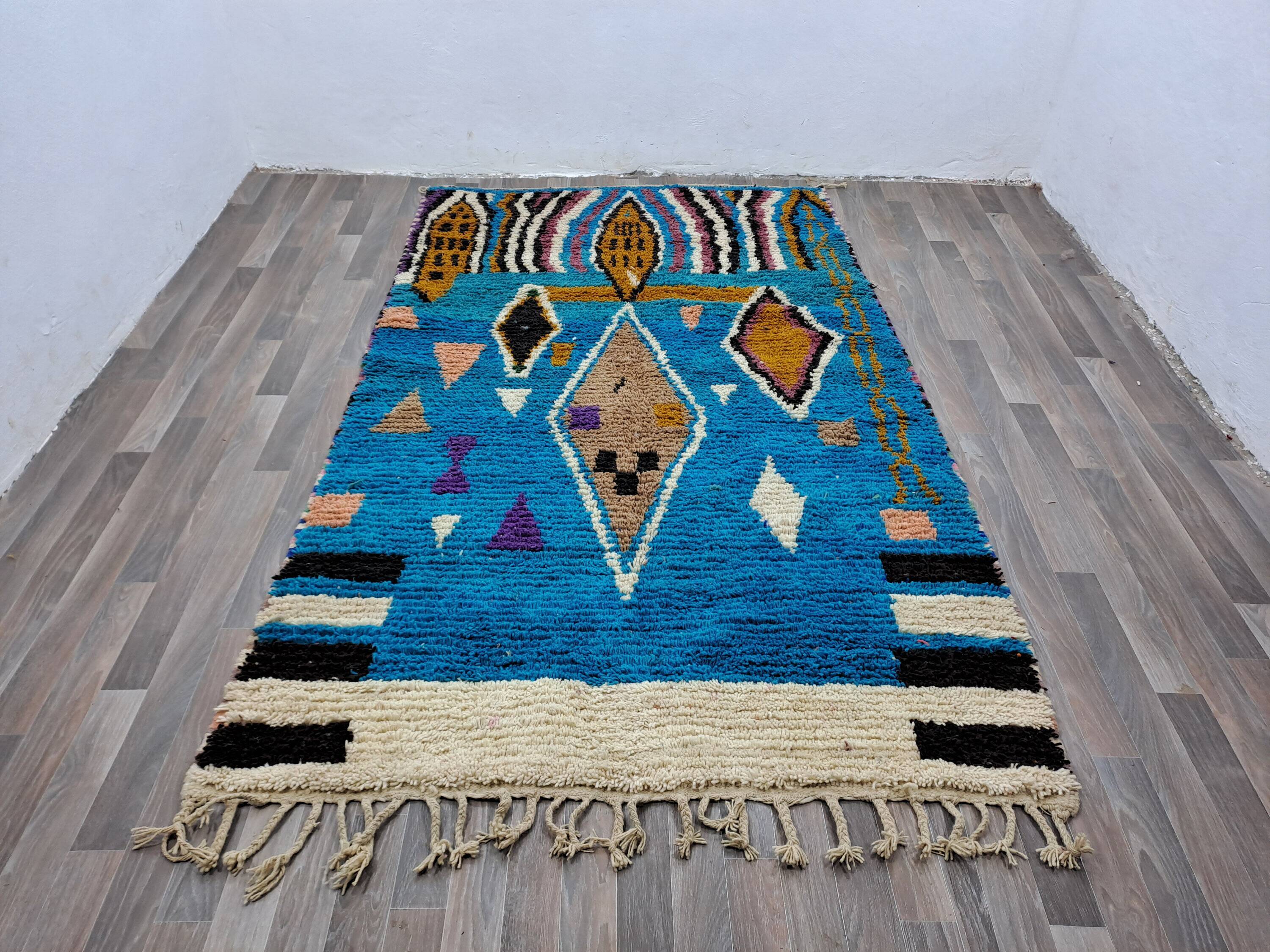 Large Moroccan rug made of natural wool, dimensions 250x150 cm, handmade.