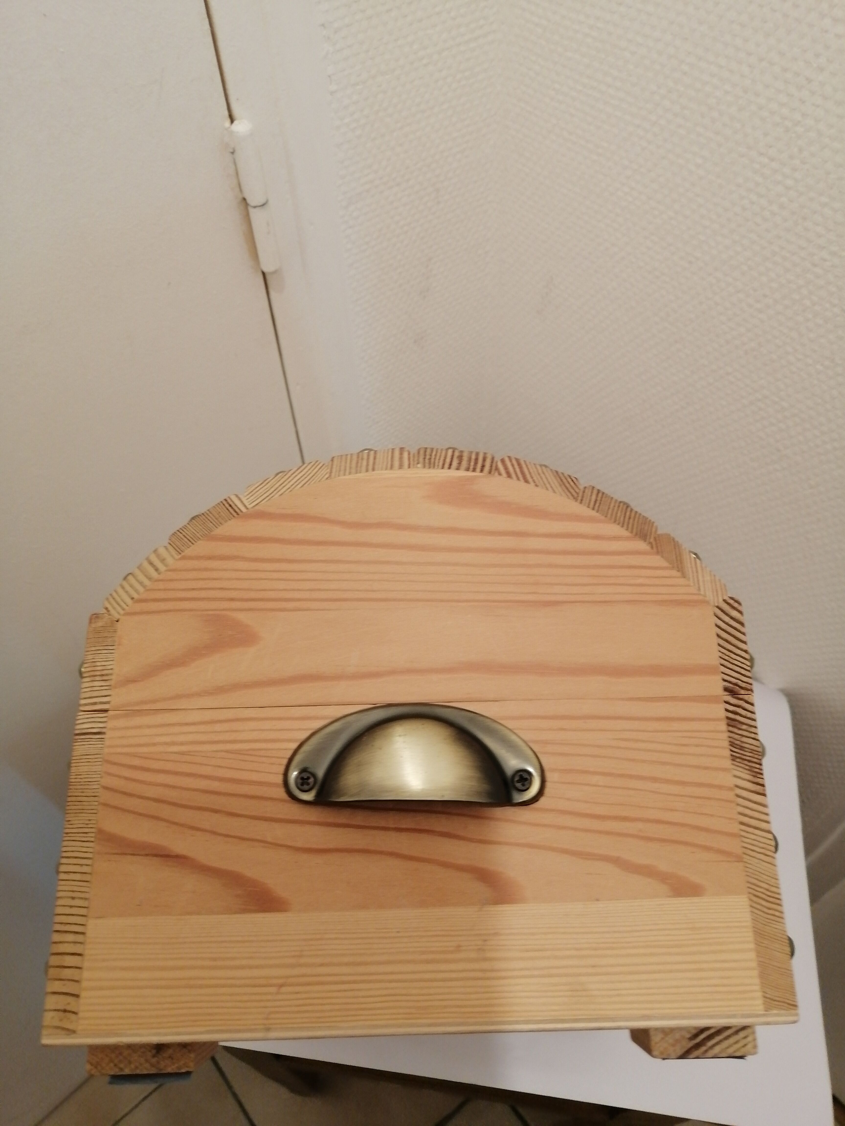 Coffre a trésor en bois dessus bombe