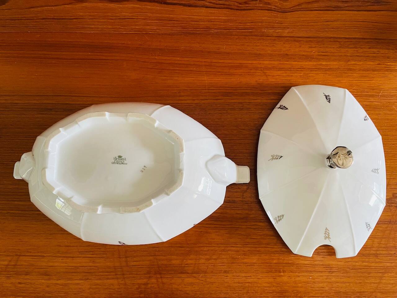Art Deco soup tureen by Victoria China Czechoslovakia, 1920s