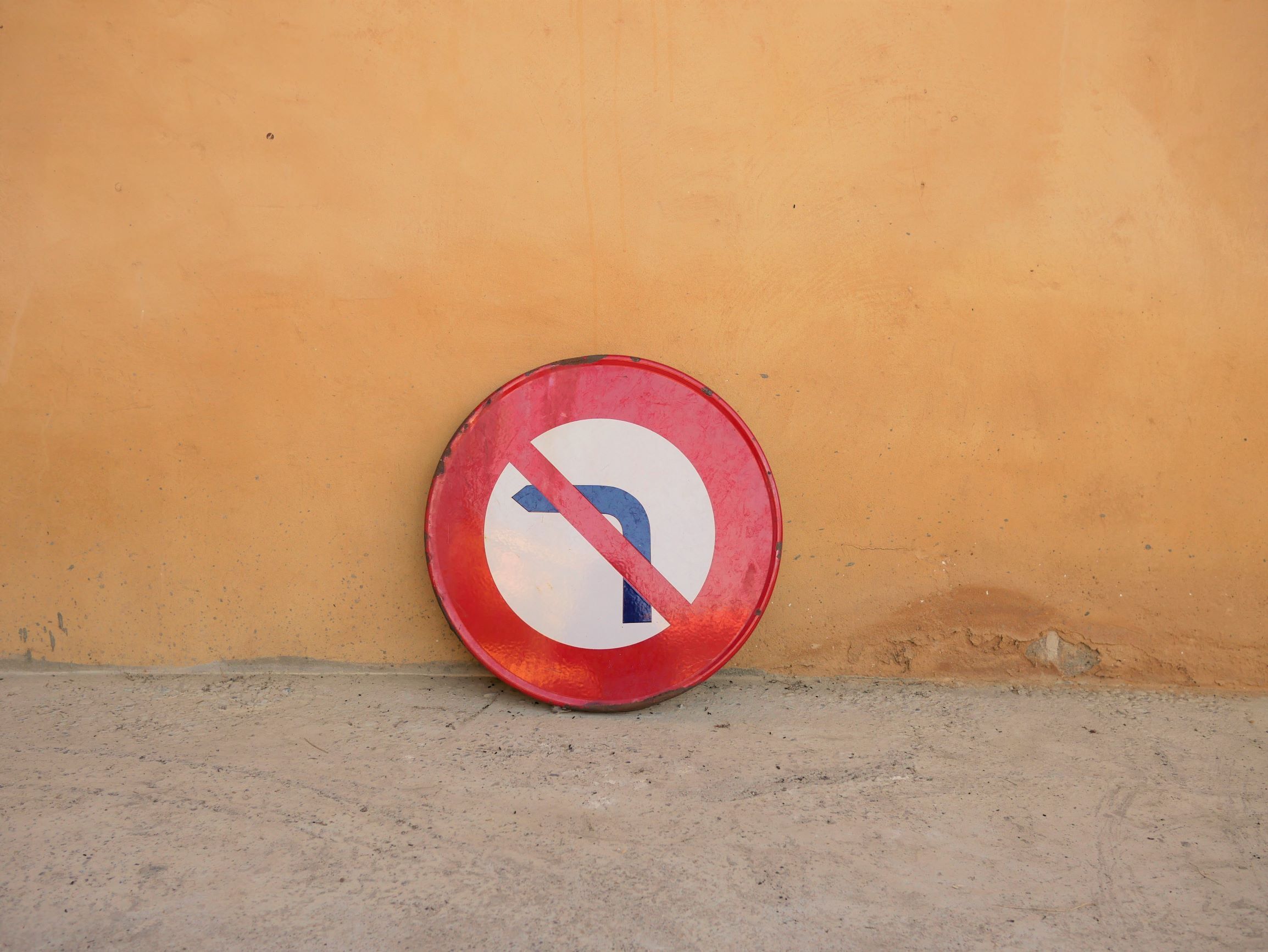 Enamelled plate Vintage panel "no turning left"