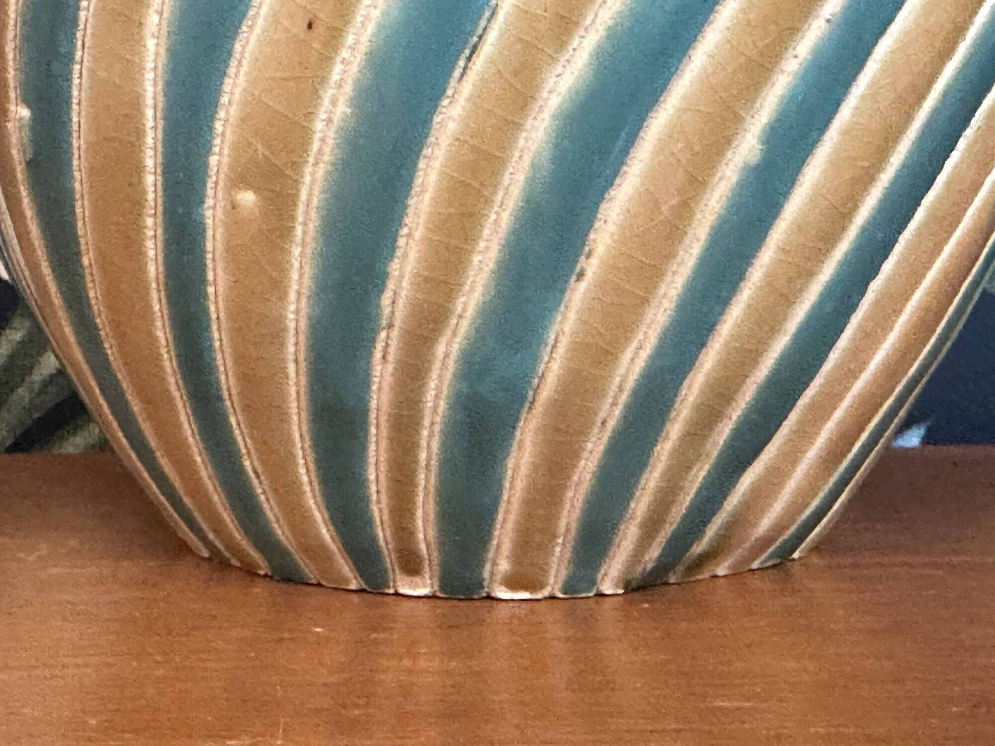 Ancien vase boule en céramique forme spirale vintage