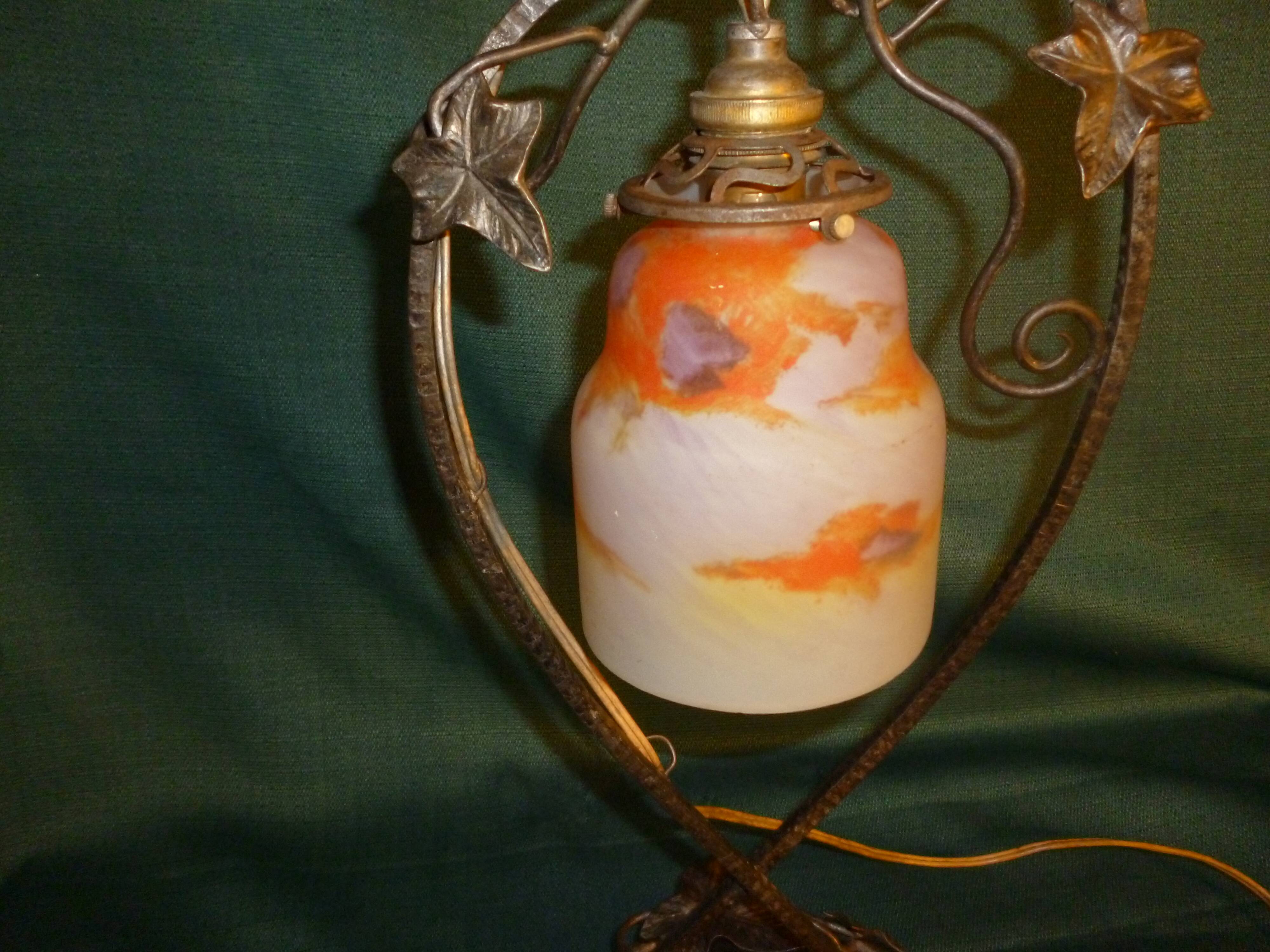 Art Deco lamp in glass paste and wrought iron leaves