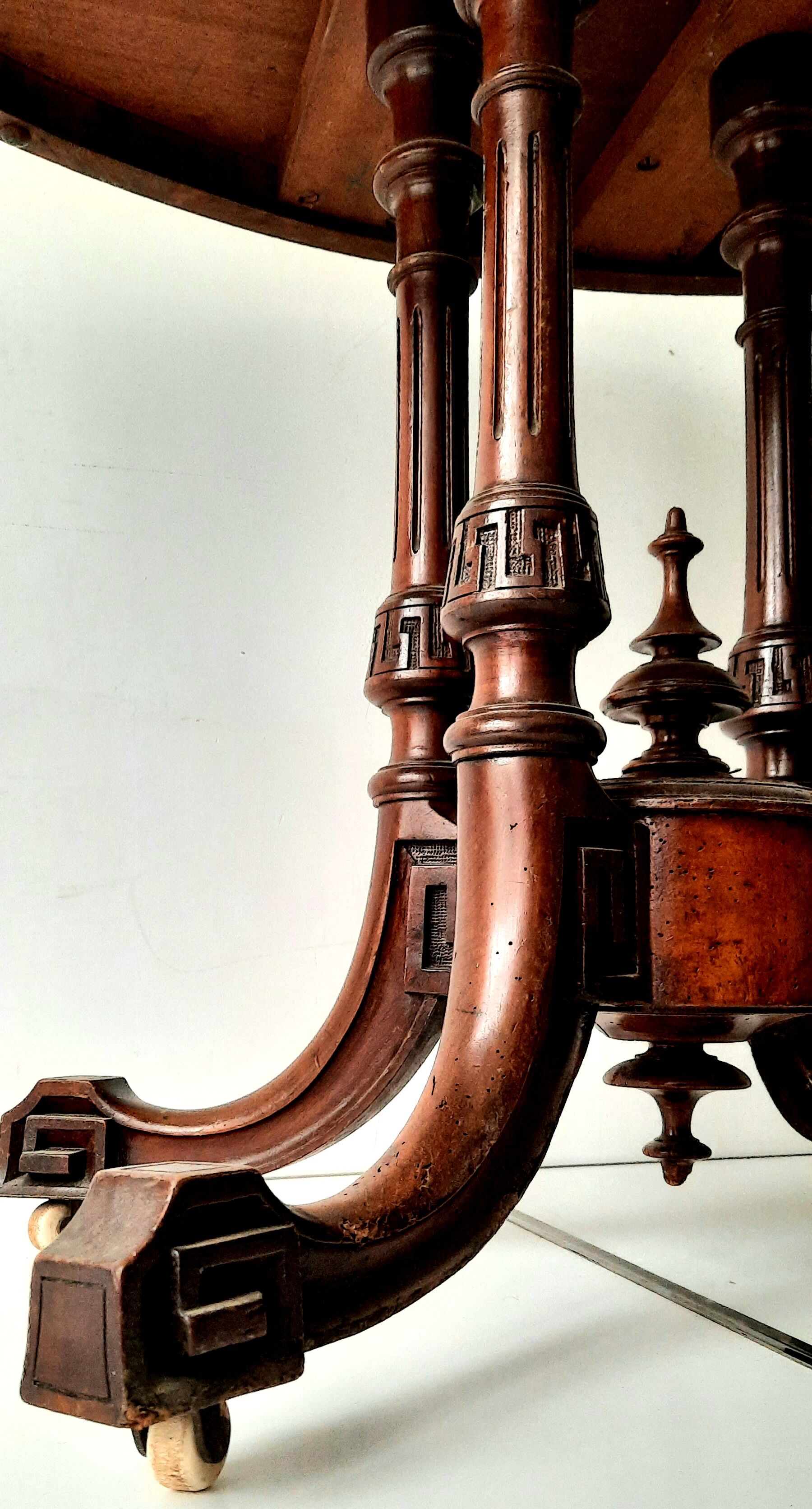Middle oval table in Art Deco mahogany around 1930