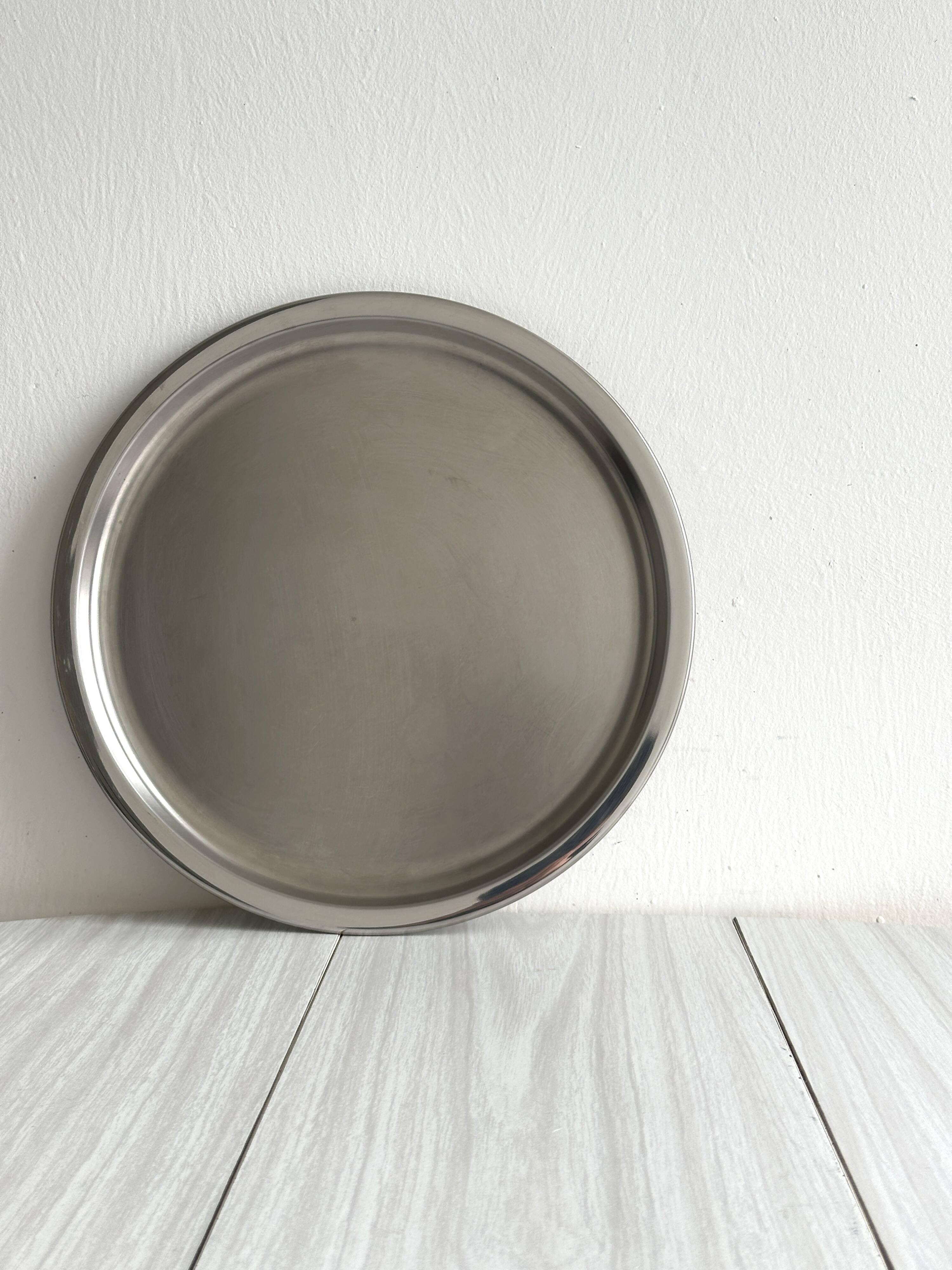 Round tray in 18-10 stainless steel, polished