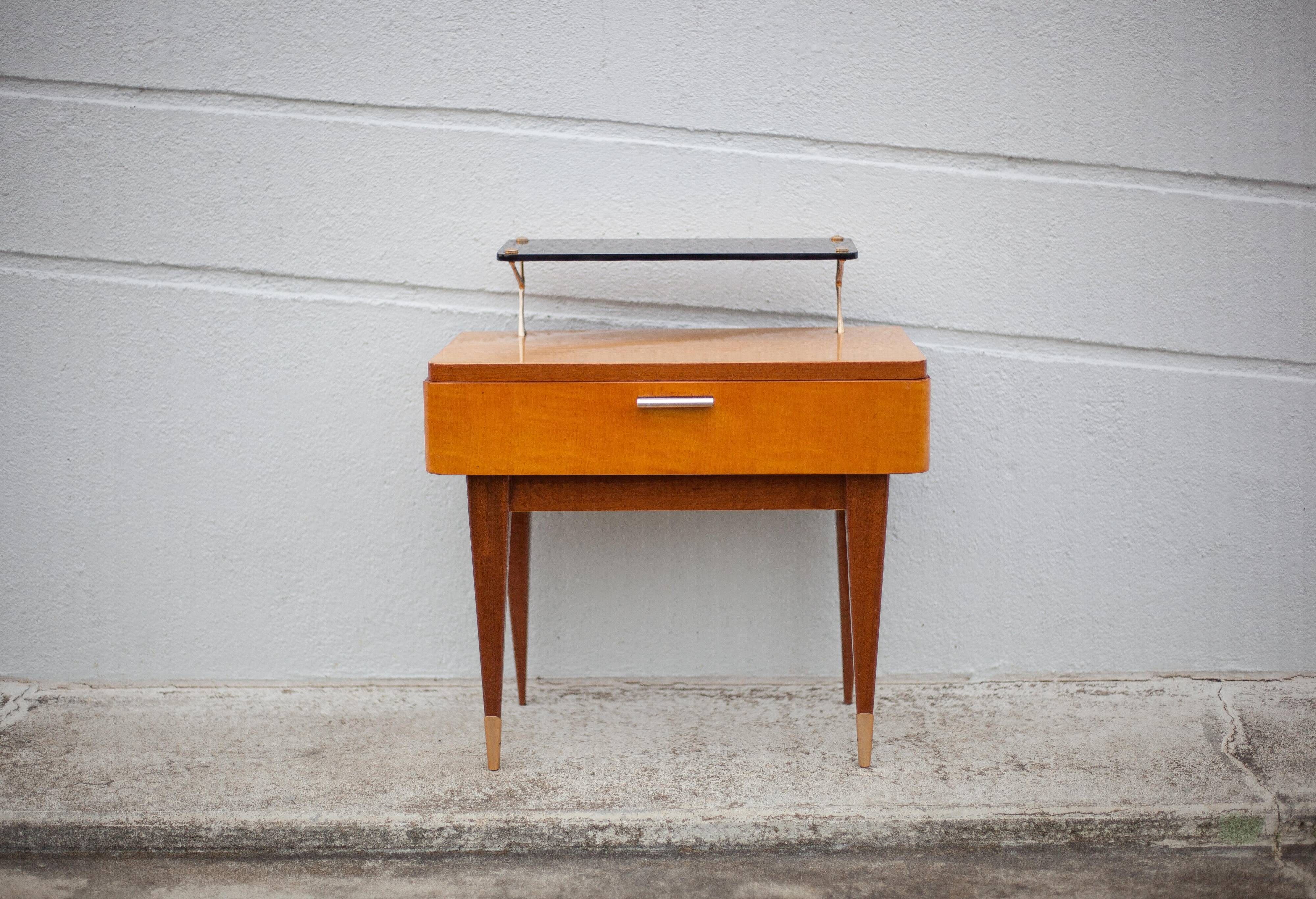 Table de chevet vintage, table de nuit bois avec tablette, table d'appoint, bout de canapé, 50's