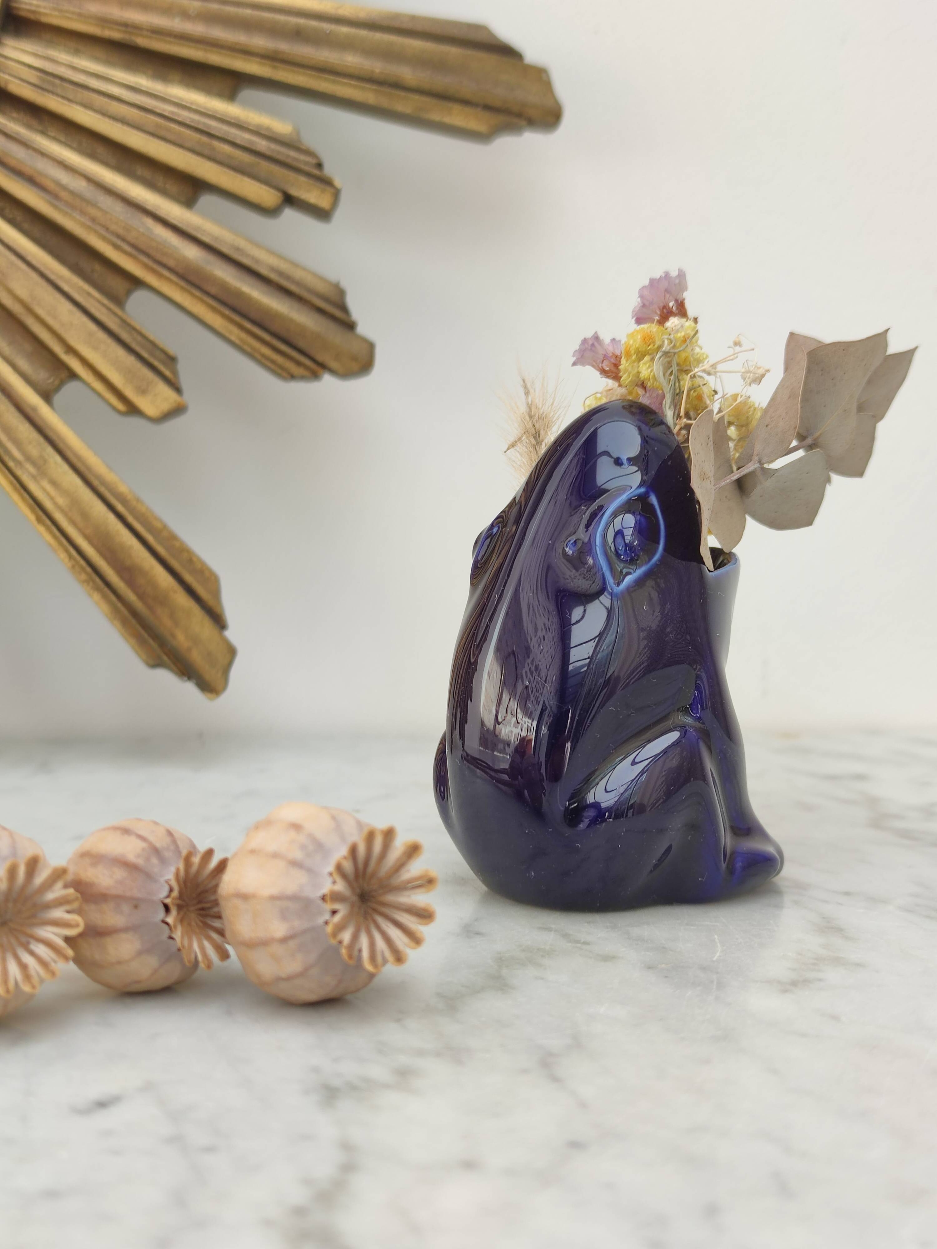 Frog carries bouquet