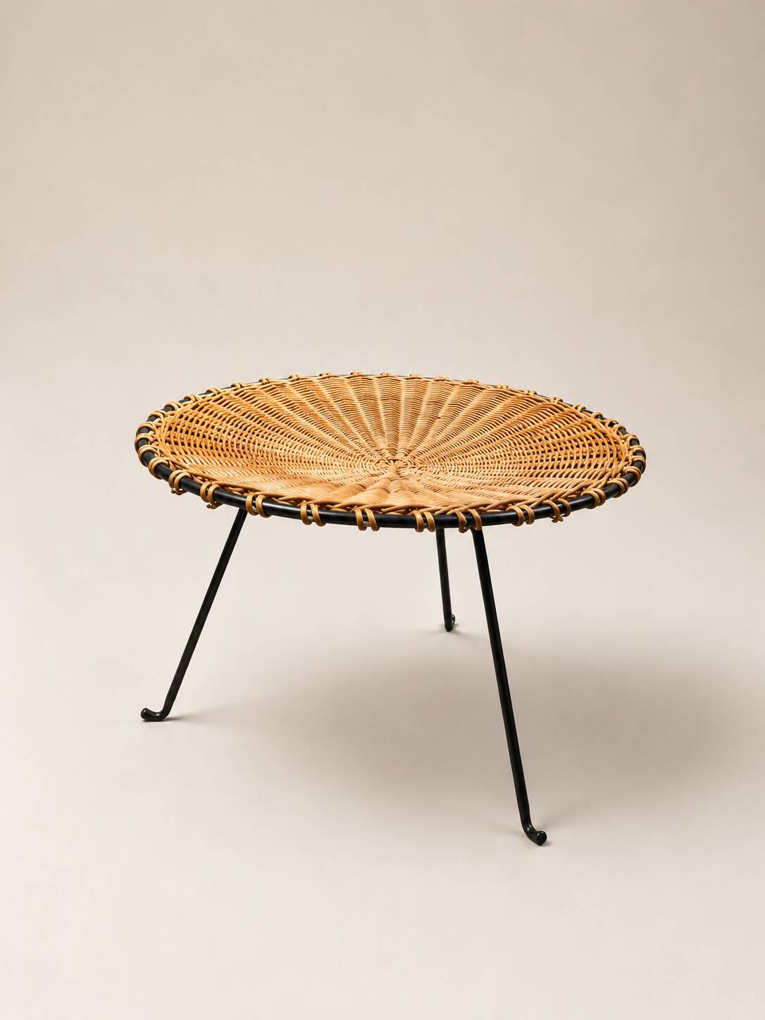Small vintage tripod stool in woven rattan and black metal, dating from the 1970s.