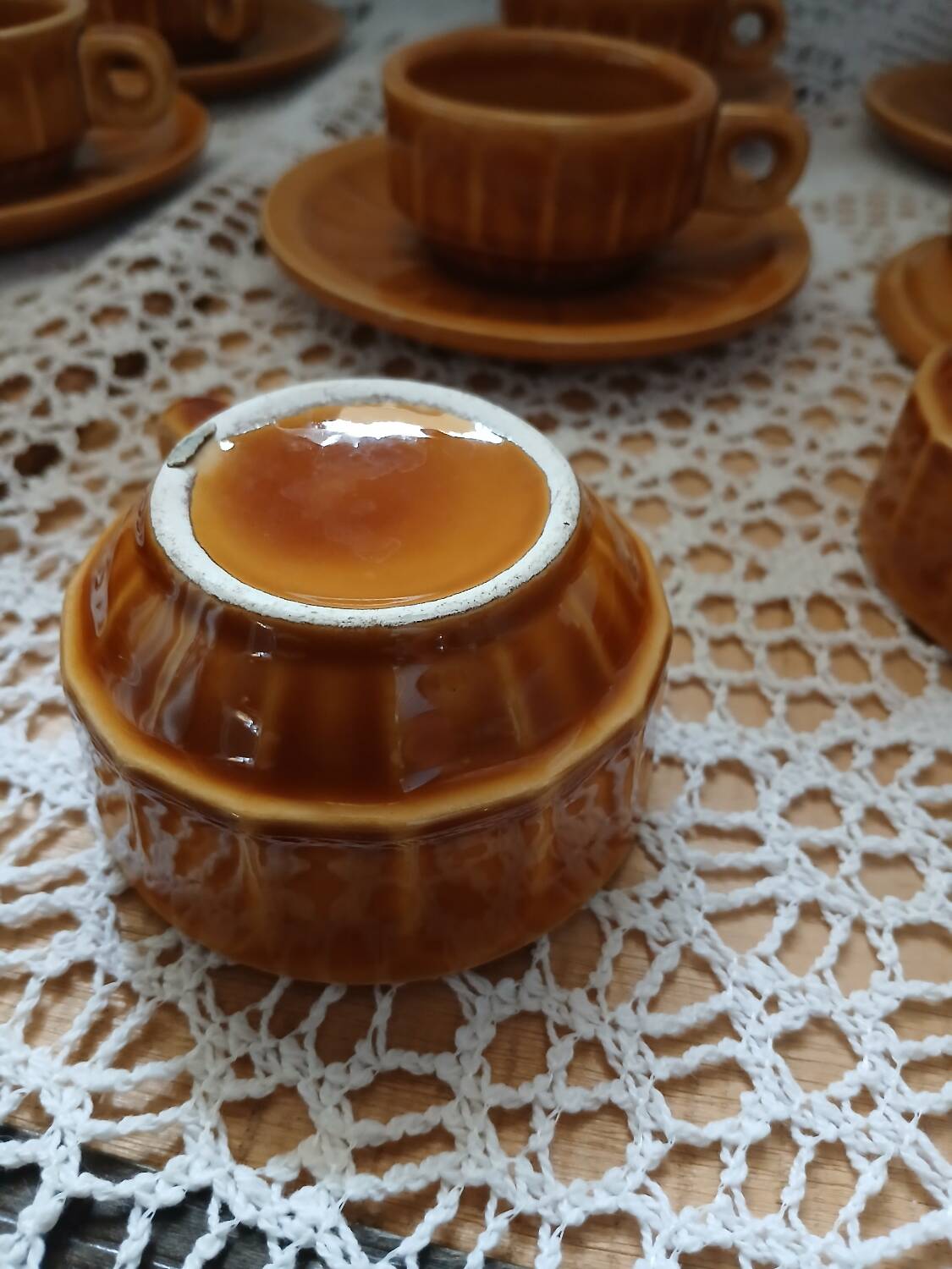 12 tasses à café anciennes avec soucoupes