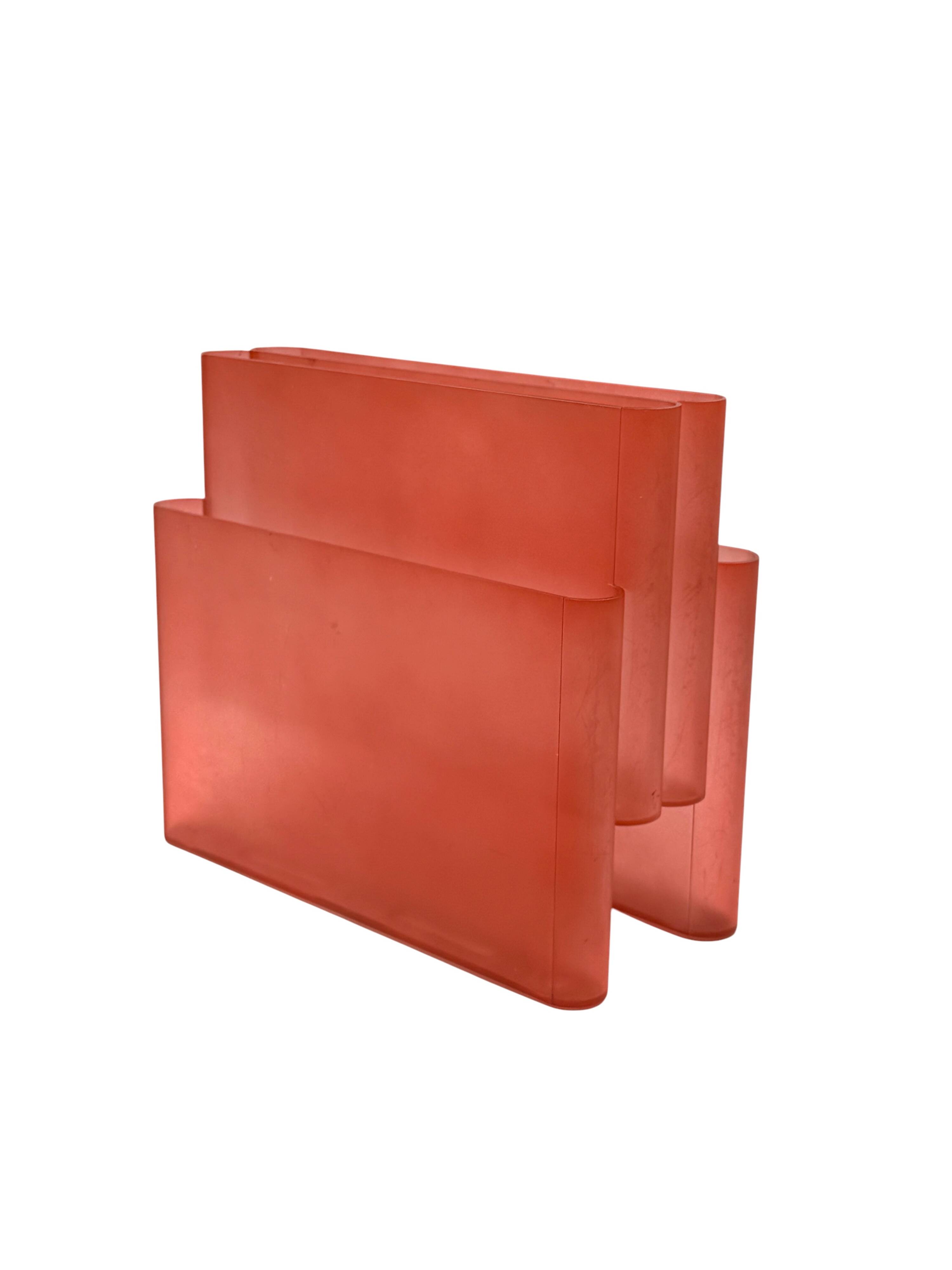 Space age pink plastic magazine rack, Giotto Stoppino, Kartell 1970s