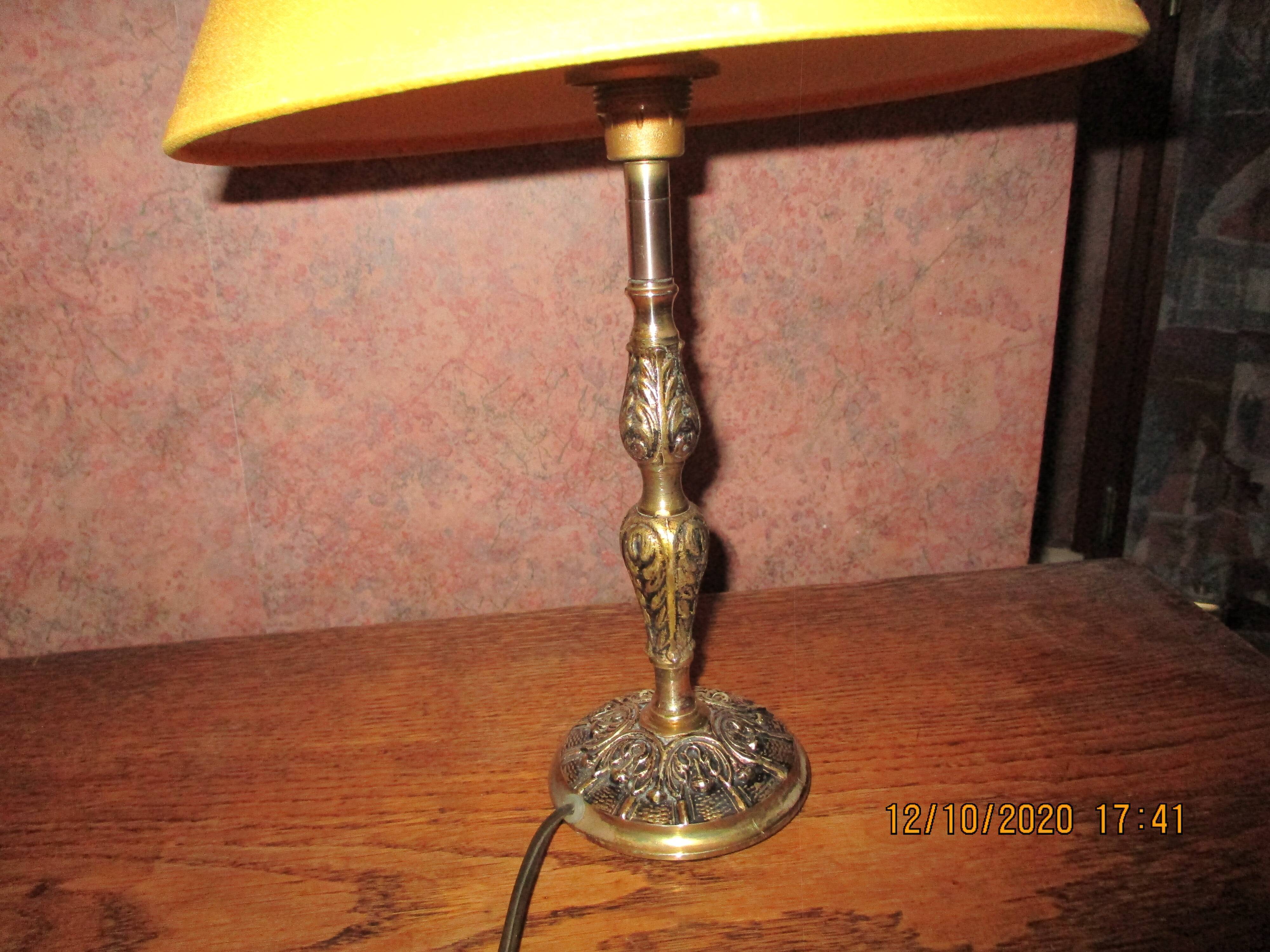 2 bedside lamps