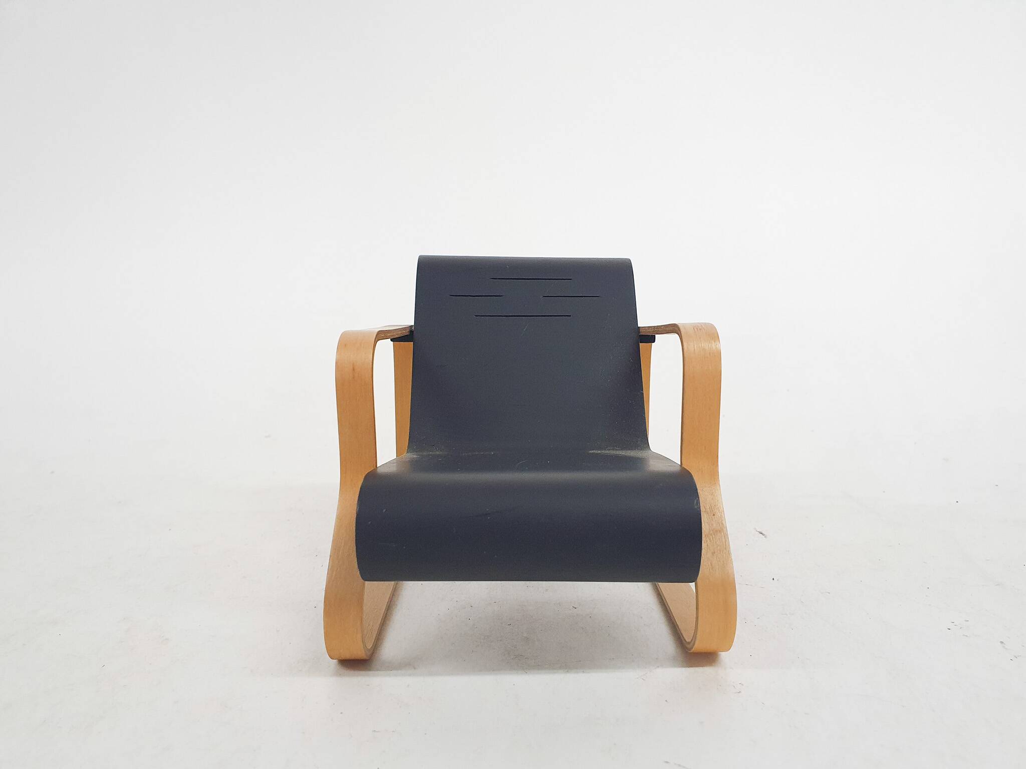 Vitra Miniature collection: Alvar Aalto "41 Paimio " lounge chair