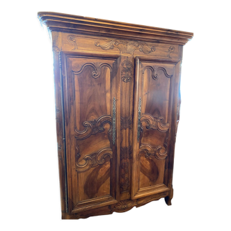 Armoire Bressane en noyer, portes à cadre, datée 1885.