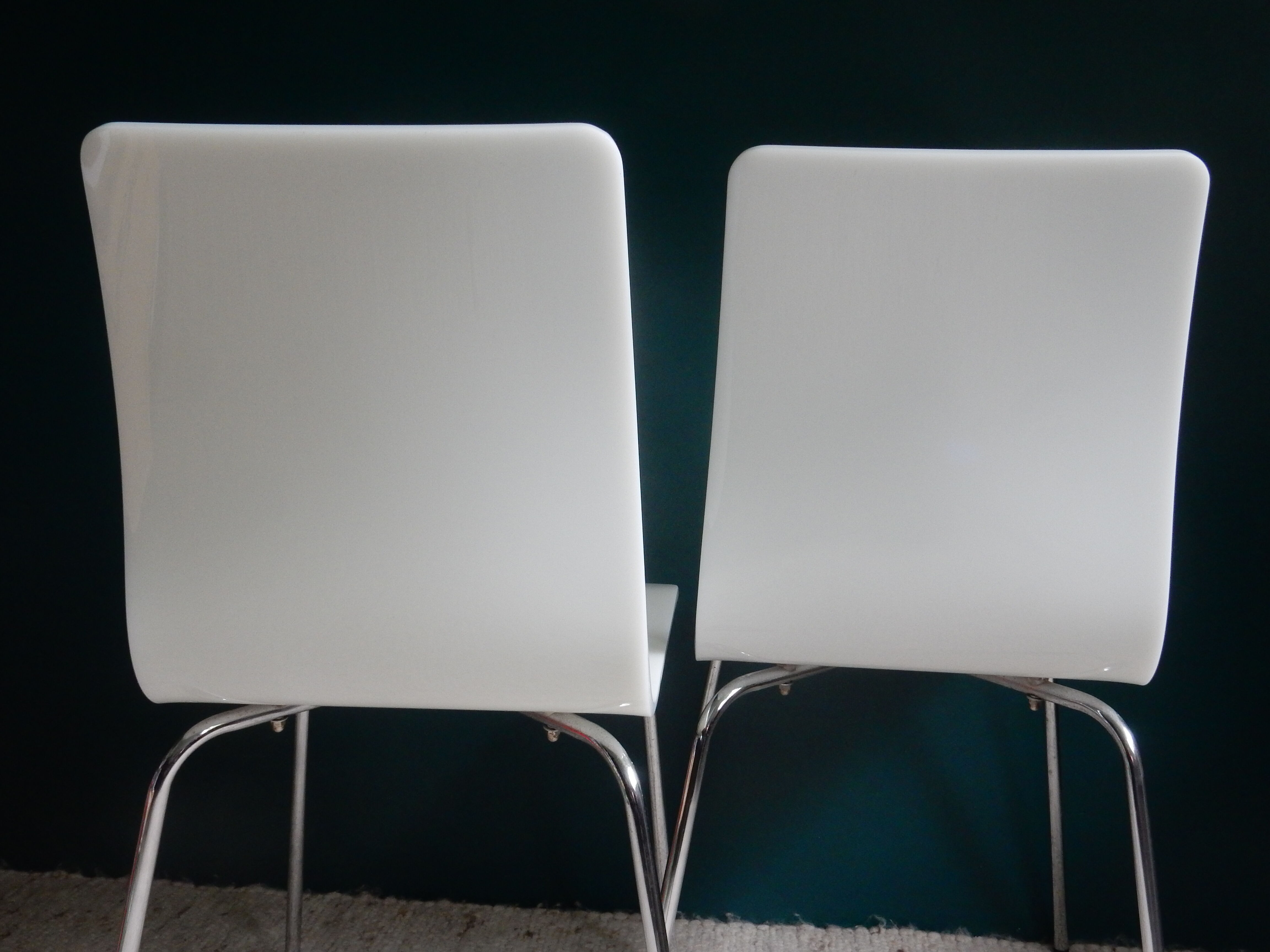 Paire de chaises blanches en plexiglas années 70